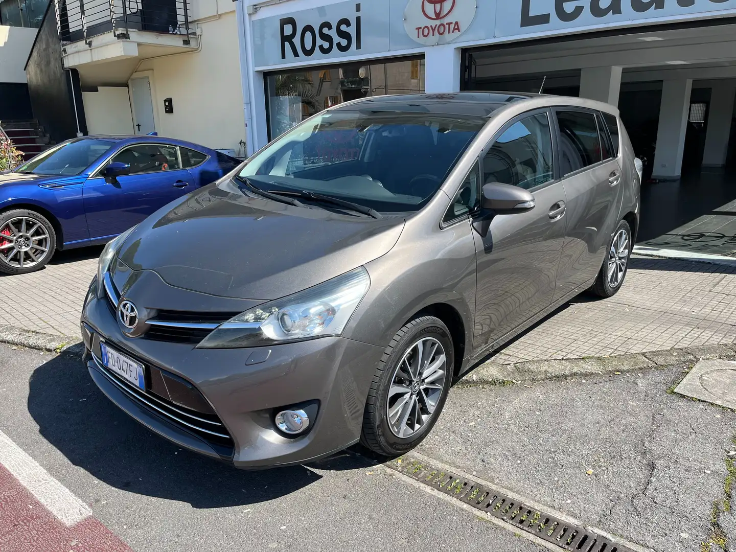 Toyota Verso Verso 1.6 d-4d STYLE 5p. Gris - 1