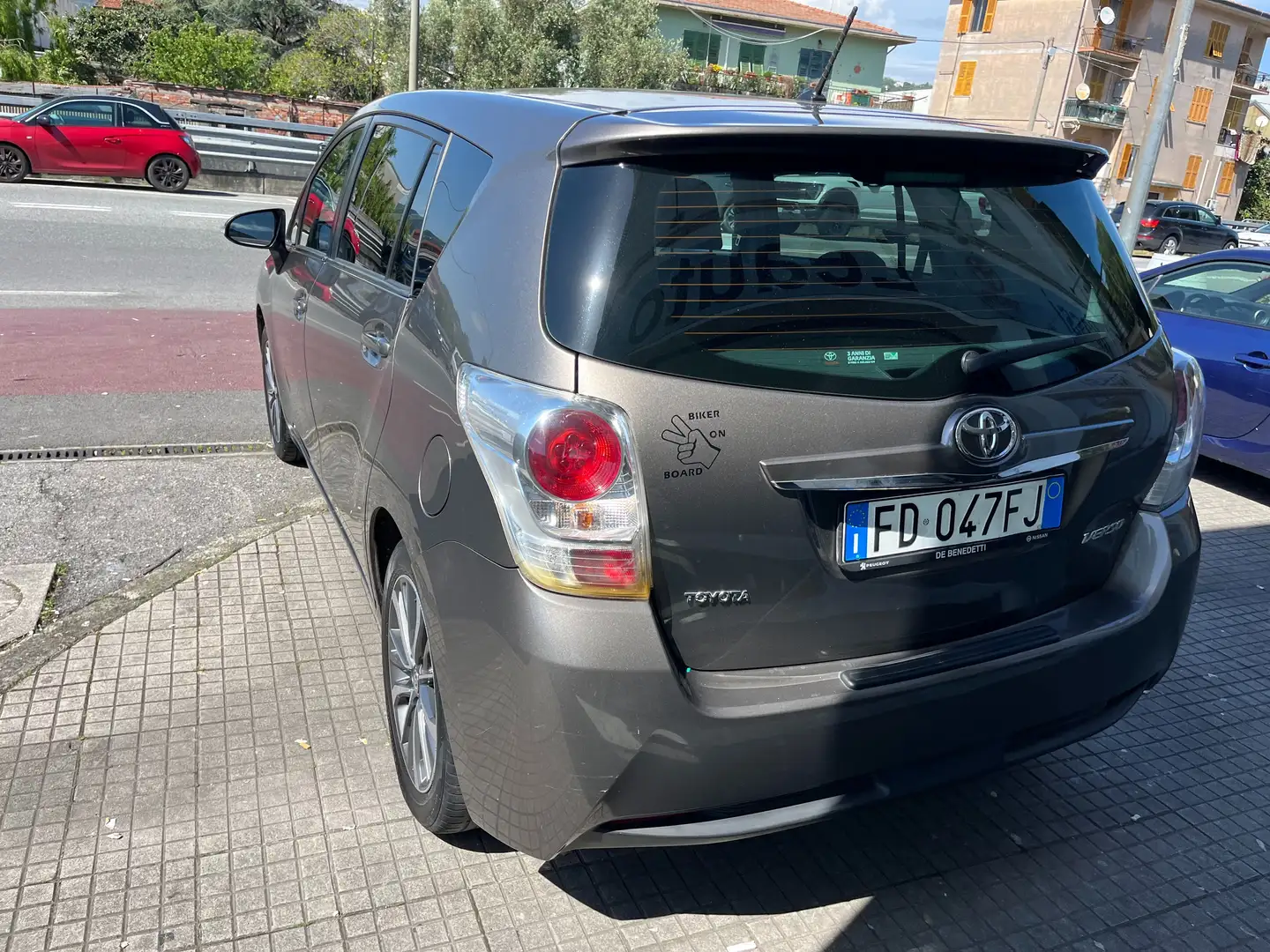 Toyota Verso Verso 1.6 d-4d STYLE 5p. Gris - 2