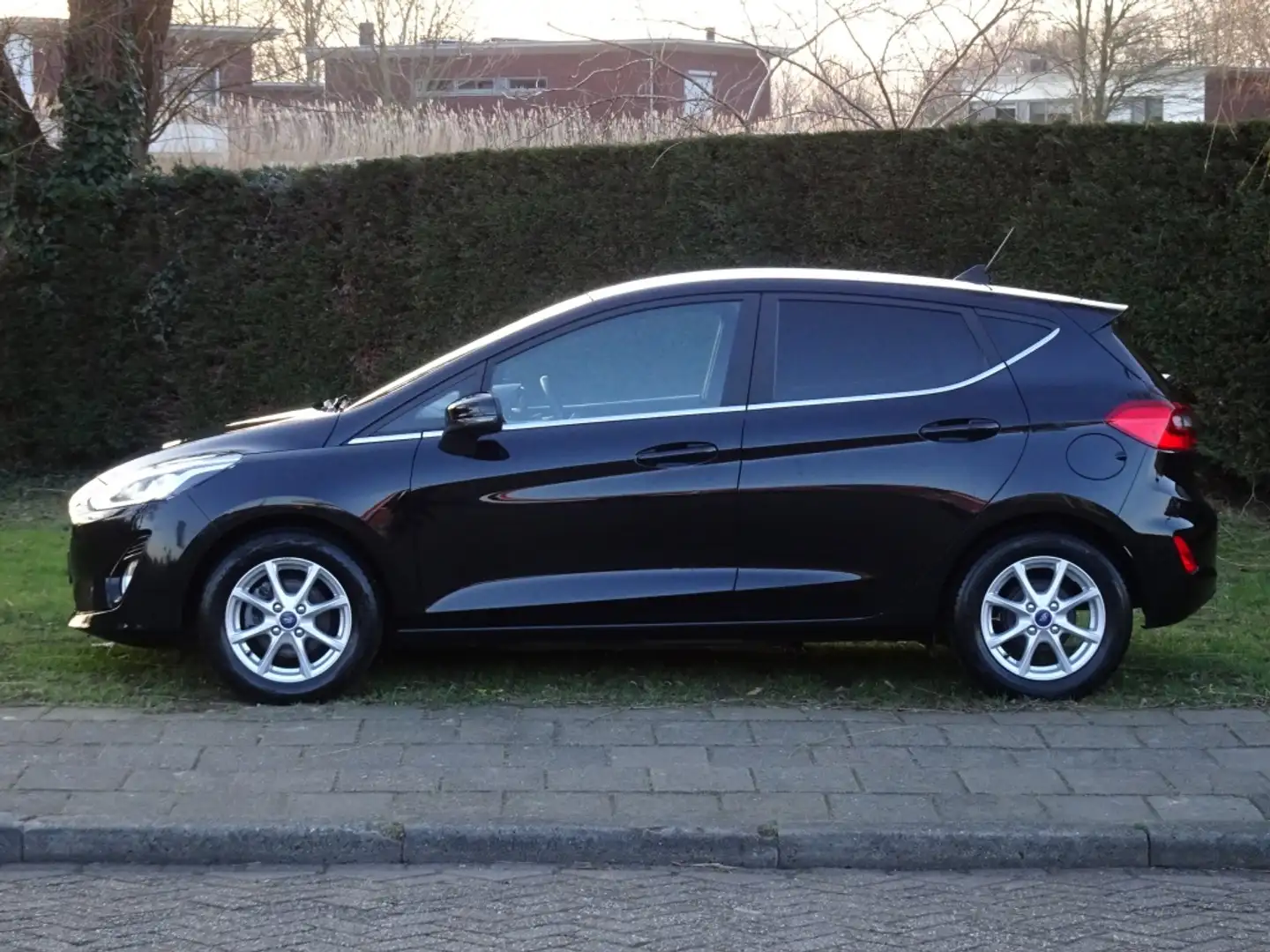 Ford Fiesta 1.0 Titanium met Carplay en Winterpakket Schwarz - 2