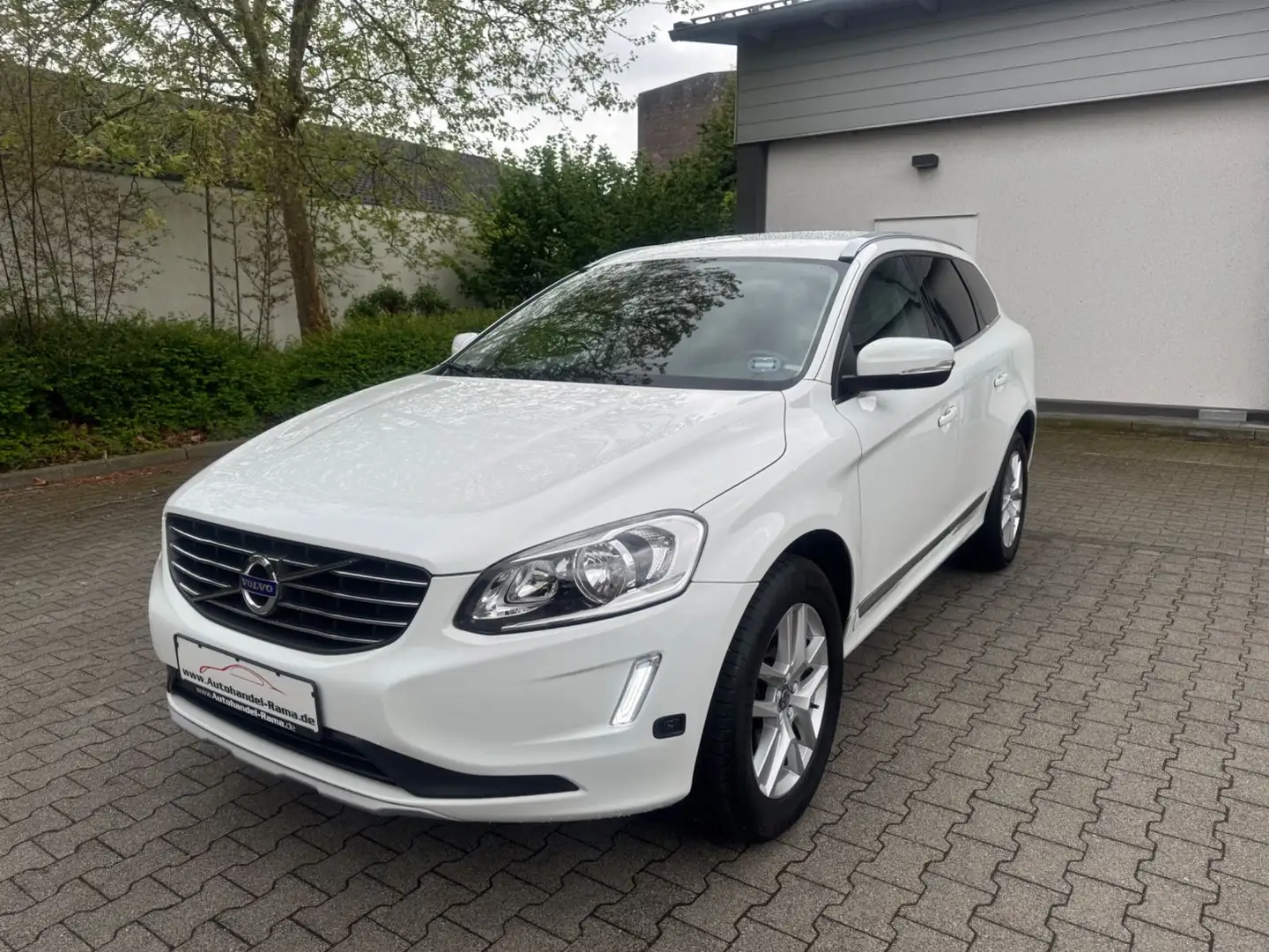 Volvo XC60 Summum 2WD Navi Leder R.Kamer PDC Alus AHK Weiß - 1