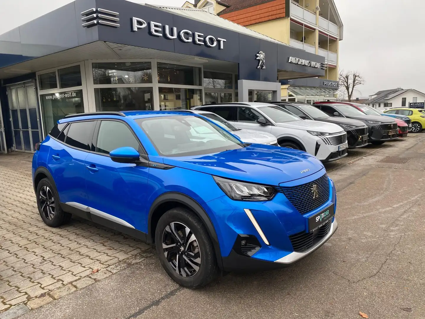 Peugeot 2008 e- Allure Elektromotor 136 Bleu - 1