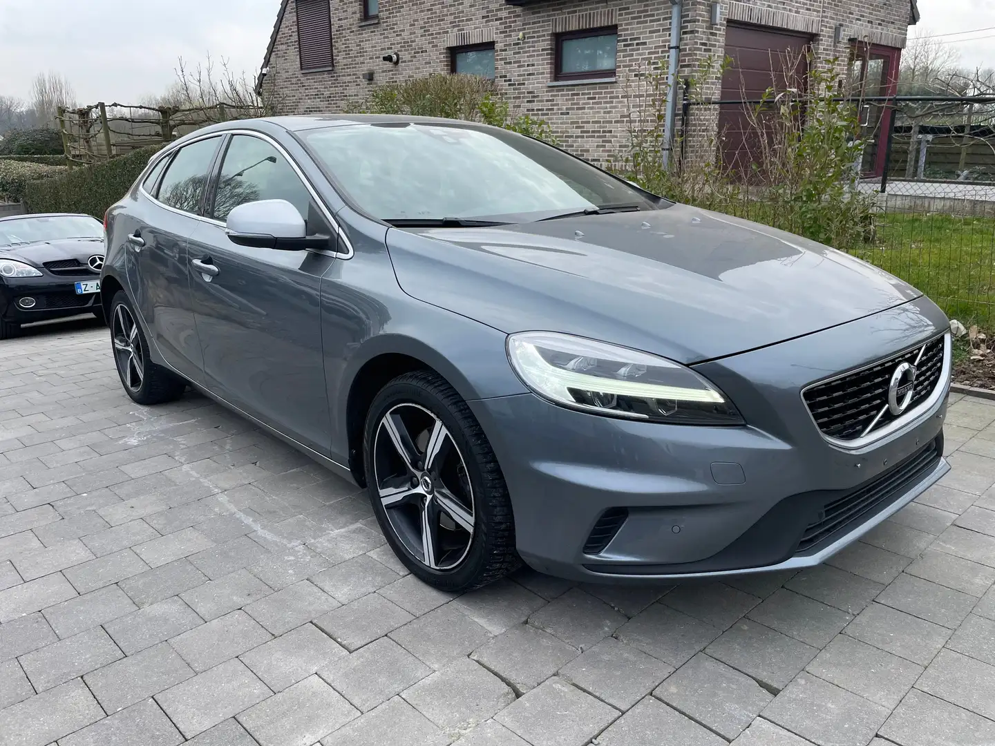 Volvo V40 2.0 T2 R-DESIGN 1/2 LEDER GPS AIRCO 99000KM EURO 6 Gris - 1