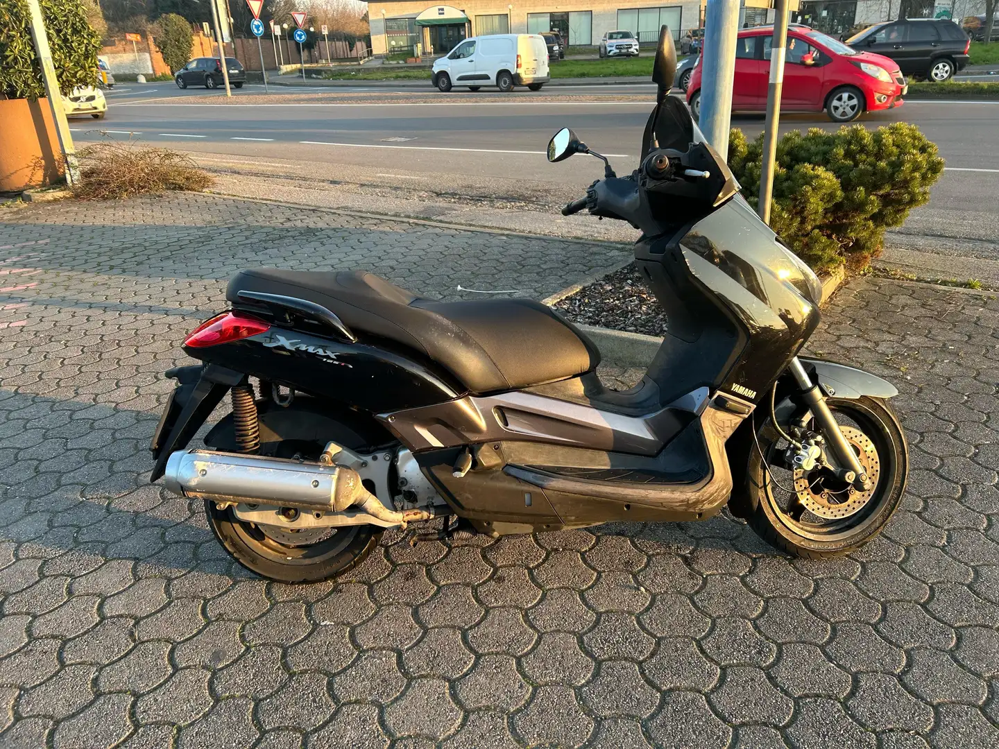 Yamaha X-Max 125 Negro - 2