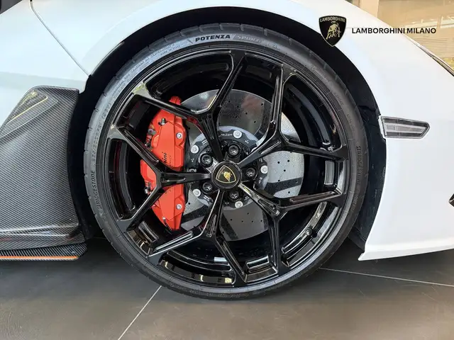 Lamborghini Revuelto view 7