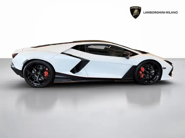 Lamborghini Revuelto view 5
