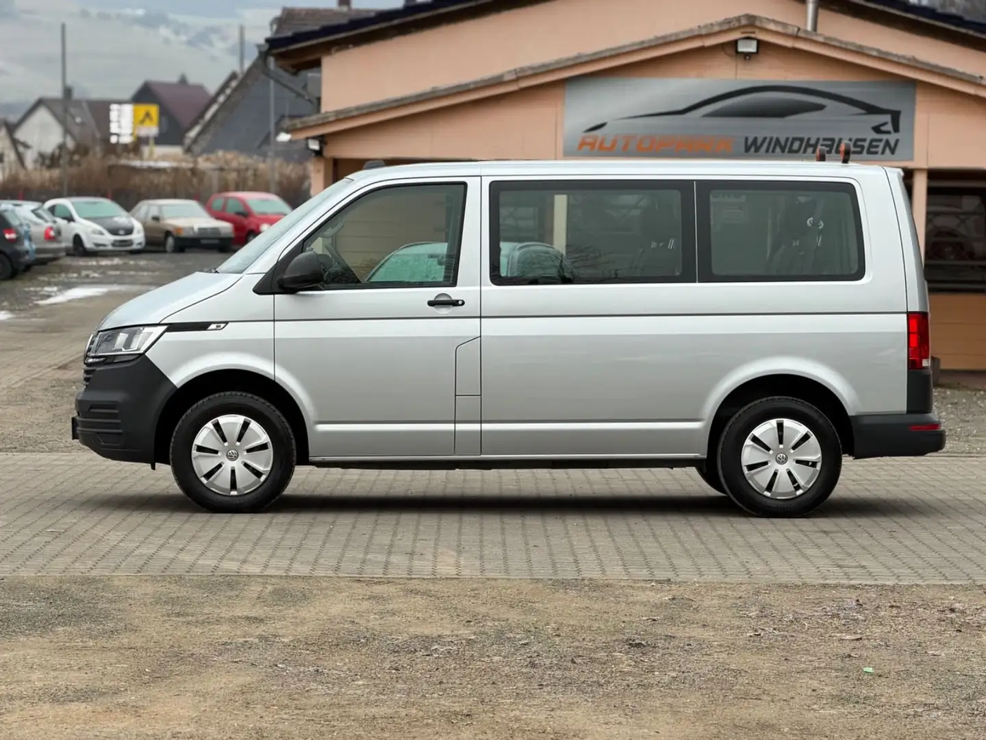 Volkswagen T6 Kombi 2.0 TDI * 1HAND *9 SITZER *55 TKM Silber - 2