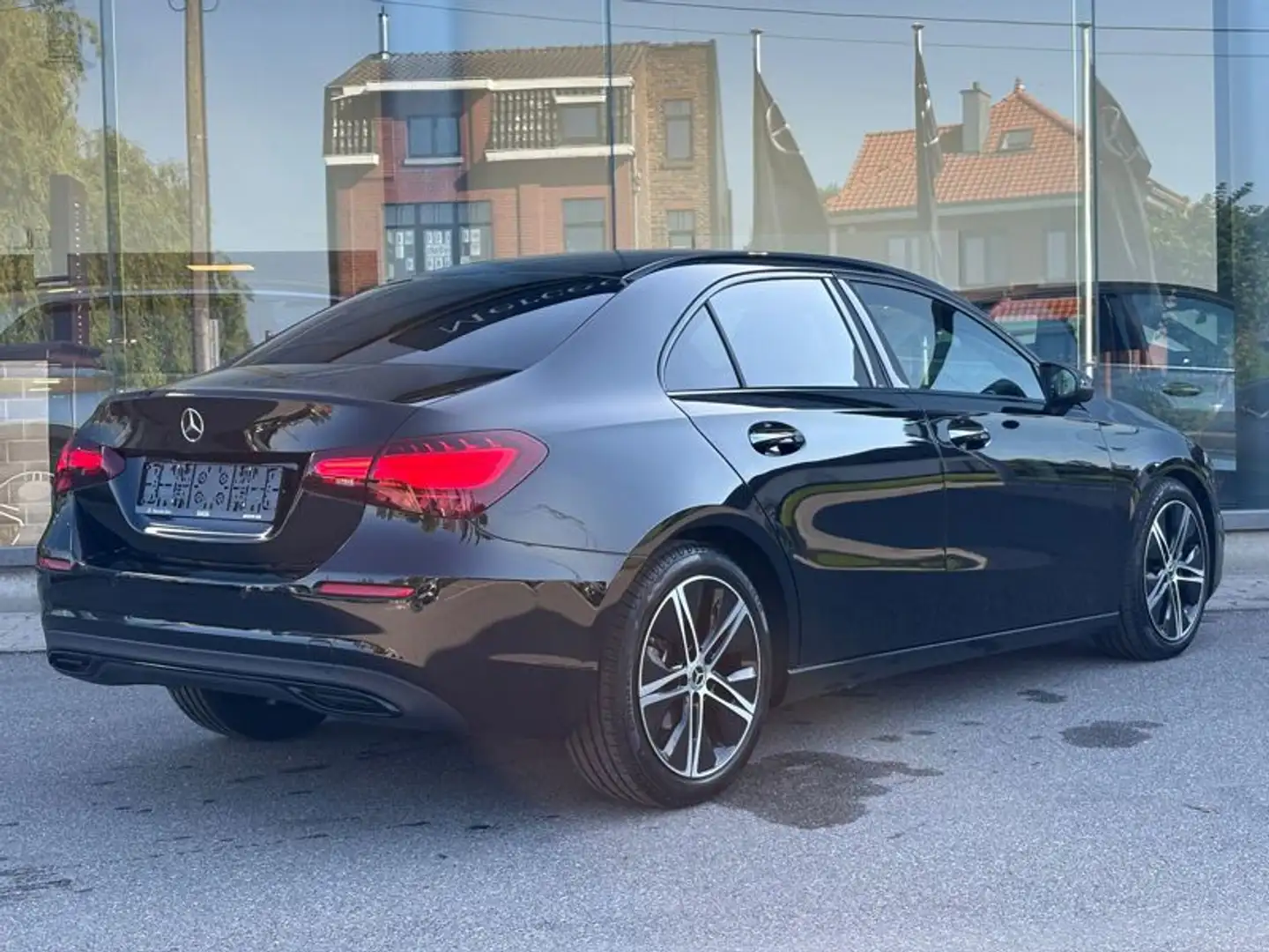 Mercedes-Benz A 180 Berline Luxury Line Facelift Pack Night Fekete - 2