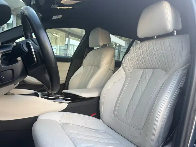 BMW 5 Series view 9
