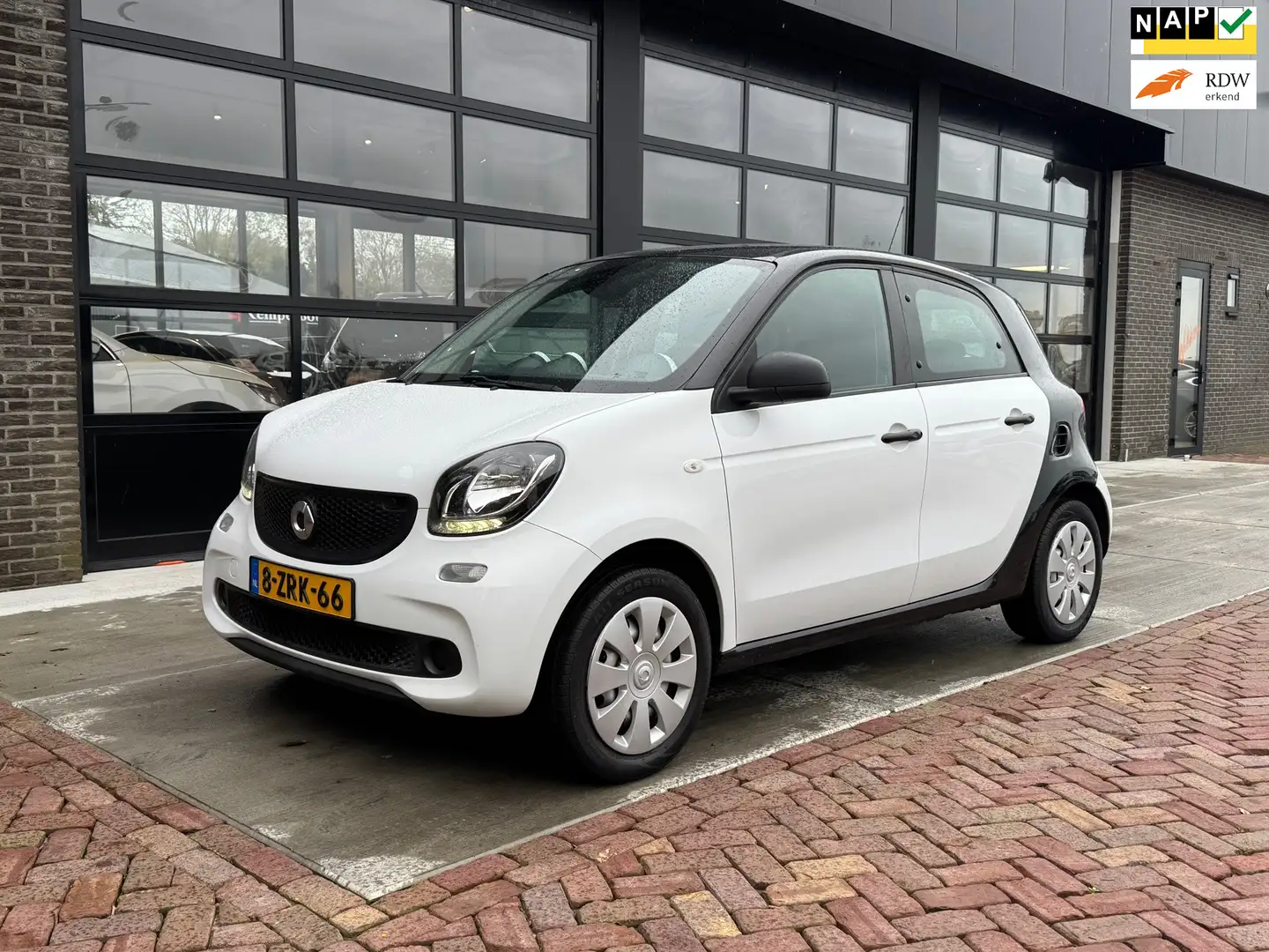 smart forFour 1.0 Essential Edition | Cruise | Radio | Airco | Blanco - 1
