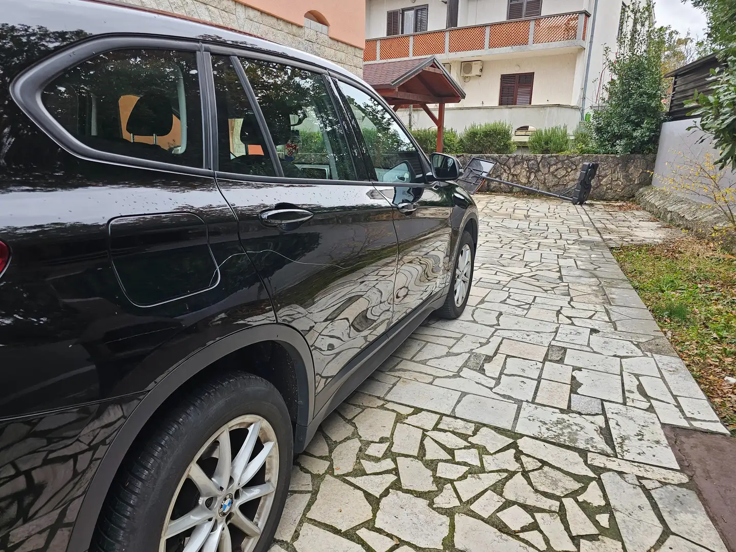 BMW X1 Advatange Schwarz - 2