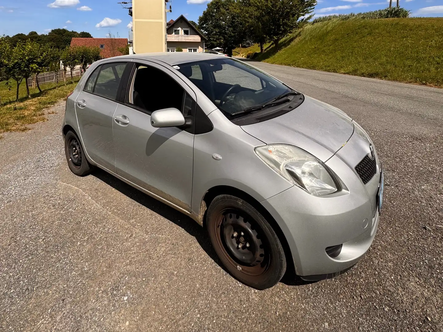 Toyota Yaris Yaris 1,0 *Pickerl 07.2026, *0.6.6.0.2.7.5.1.9.9.6 Silber - 1