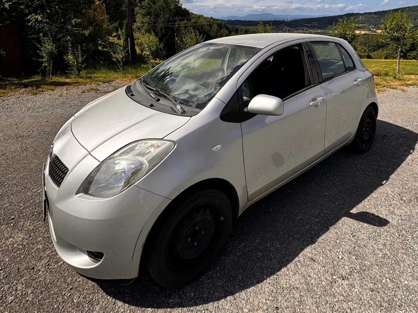 Toyota Yaris Yaris 1,0 *Pickerl 07.2026, *0.6.6.0.2.7.5.1.9.9.6 Silber - 2