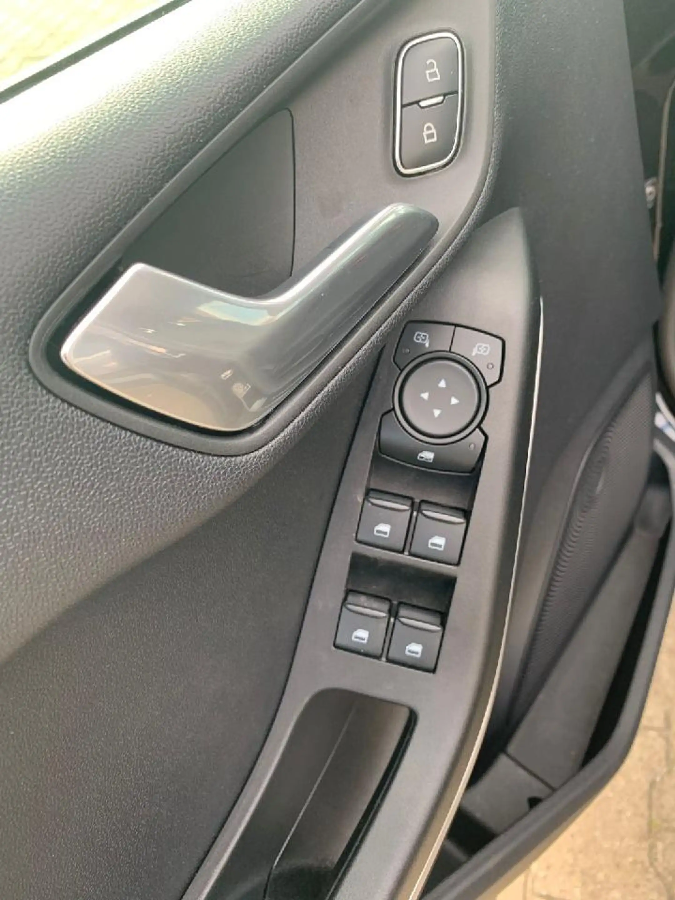 Ford Fiesta Titanium — photo 11