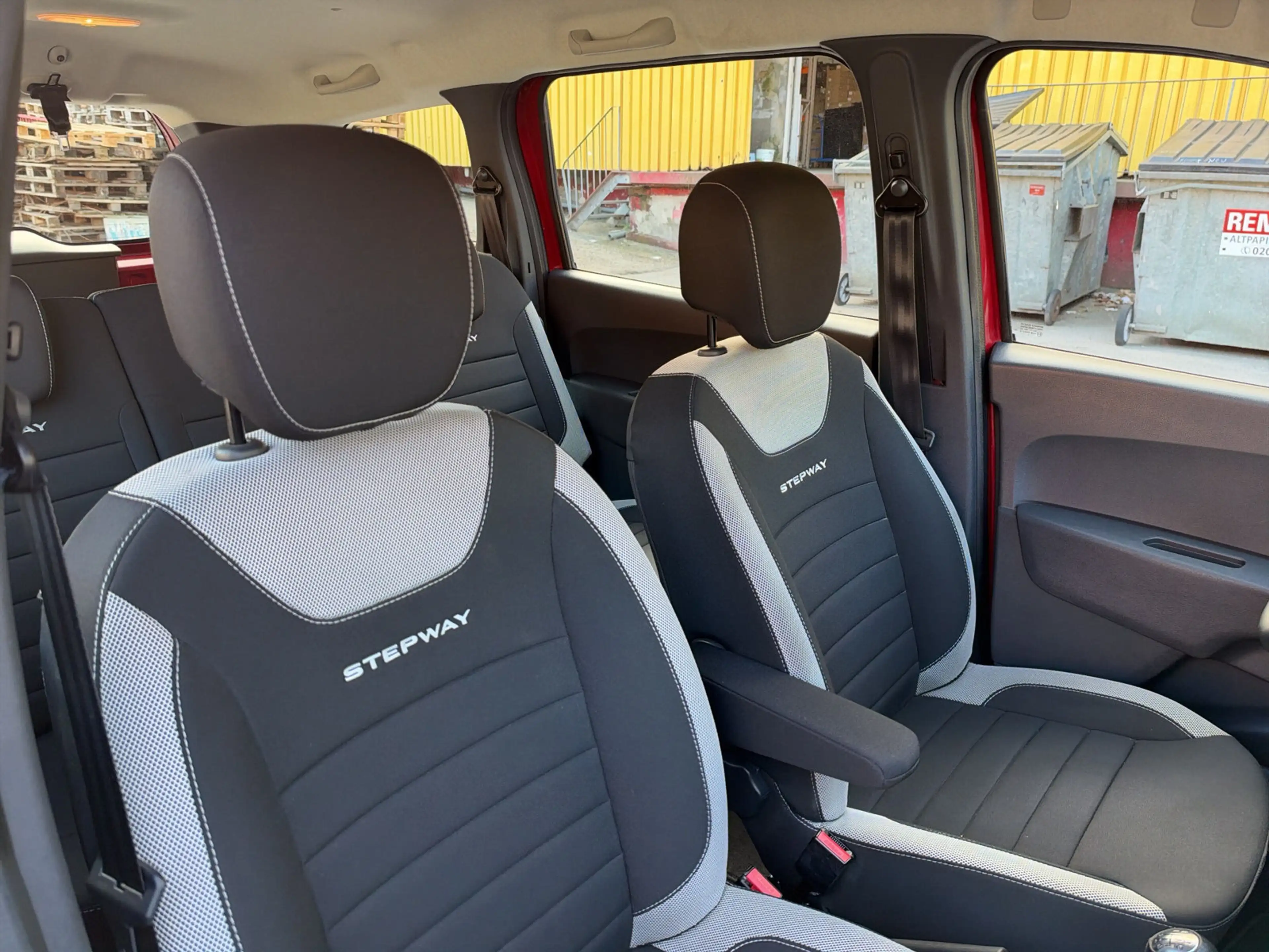 Dacia Lodgy Stepway TCe 130 GPF 7-Sitzer Scheckheft — photo 13
