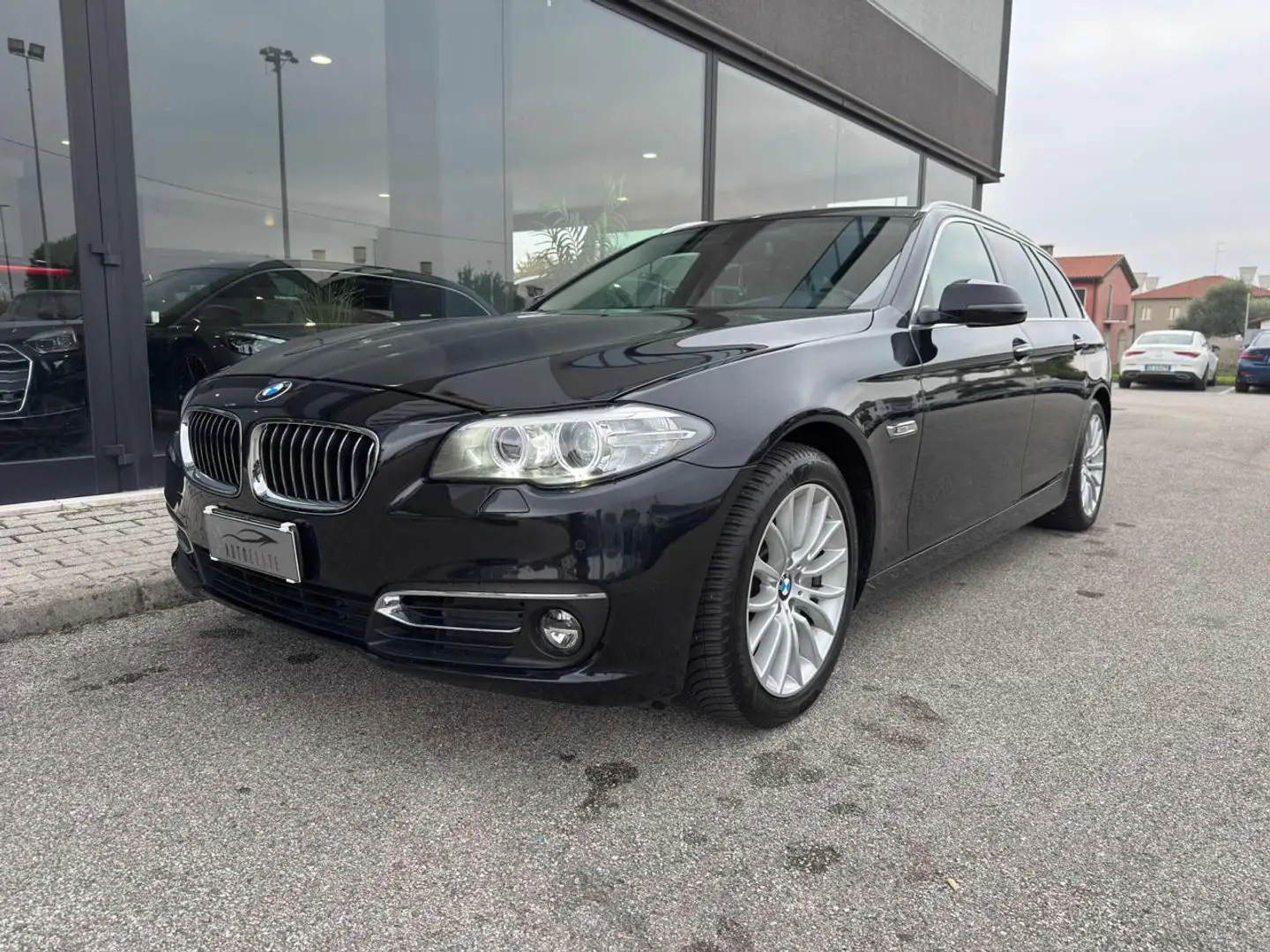 BMW 530 d xDrive 249CV Touring Luxury Zwart - 1