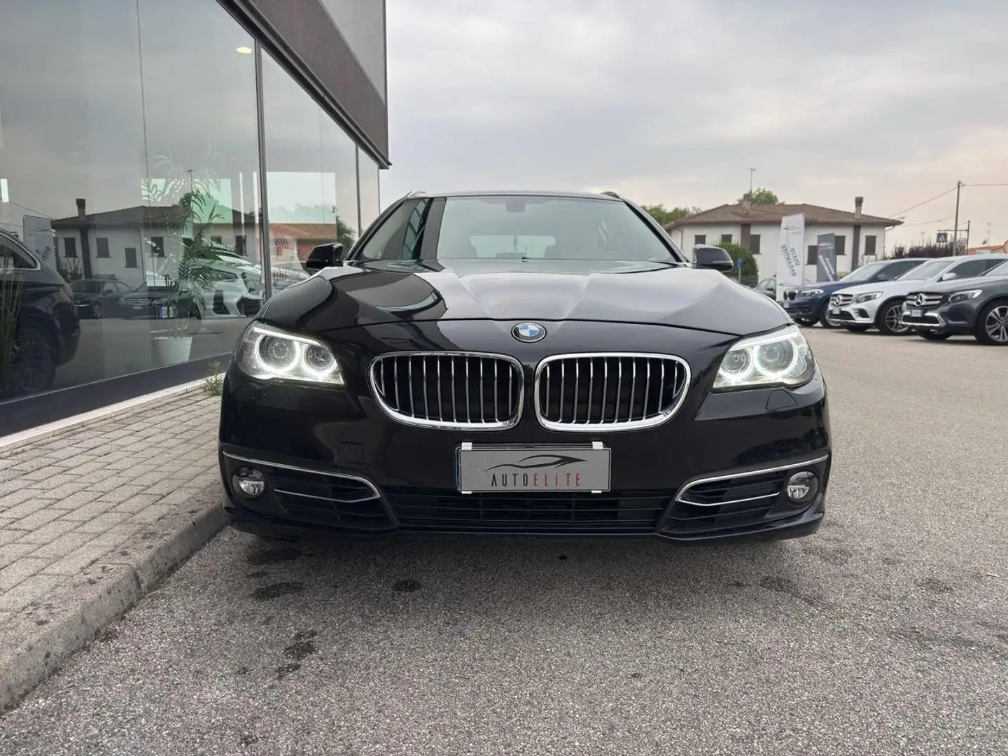 BMW 530 d xDrive 249CV Touring Luxury Zwart - 2