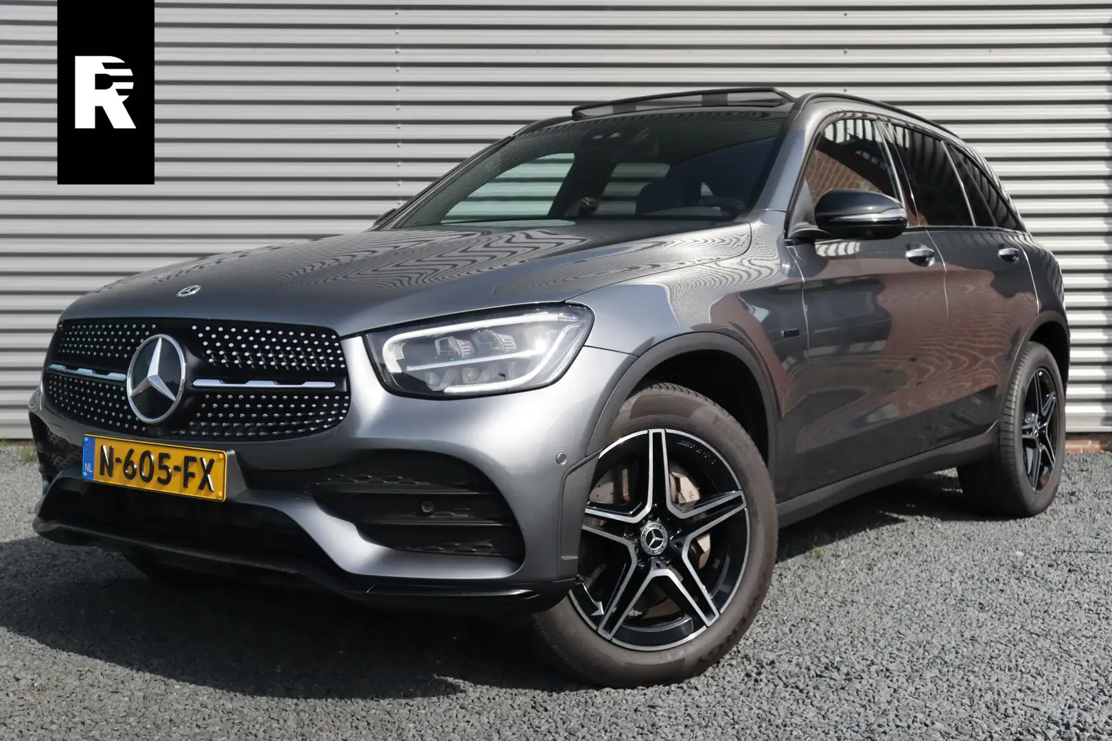 Mercedes-Benz GLC 300 300e 4MATIC Business Solution AMG Pano / Burmester Grijs - 1