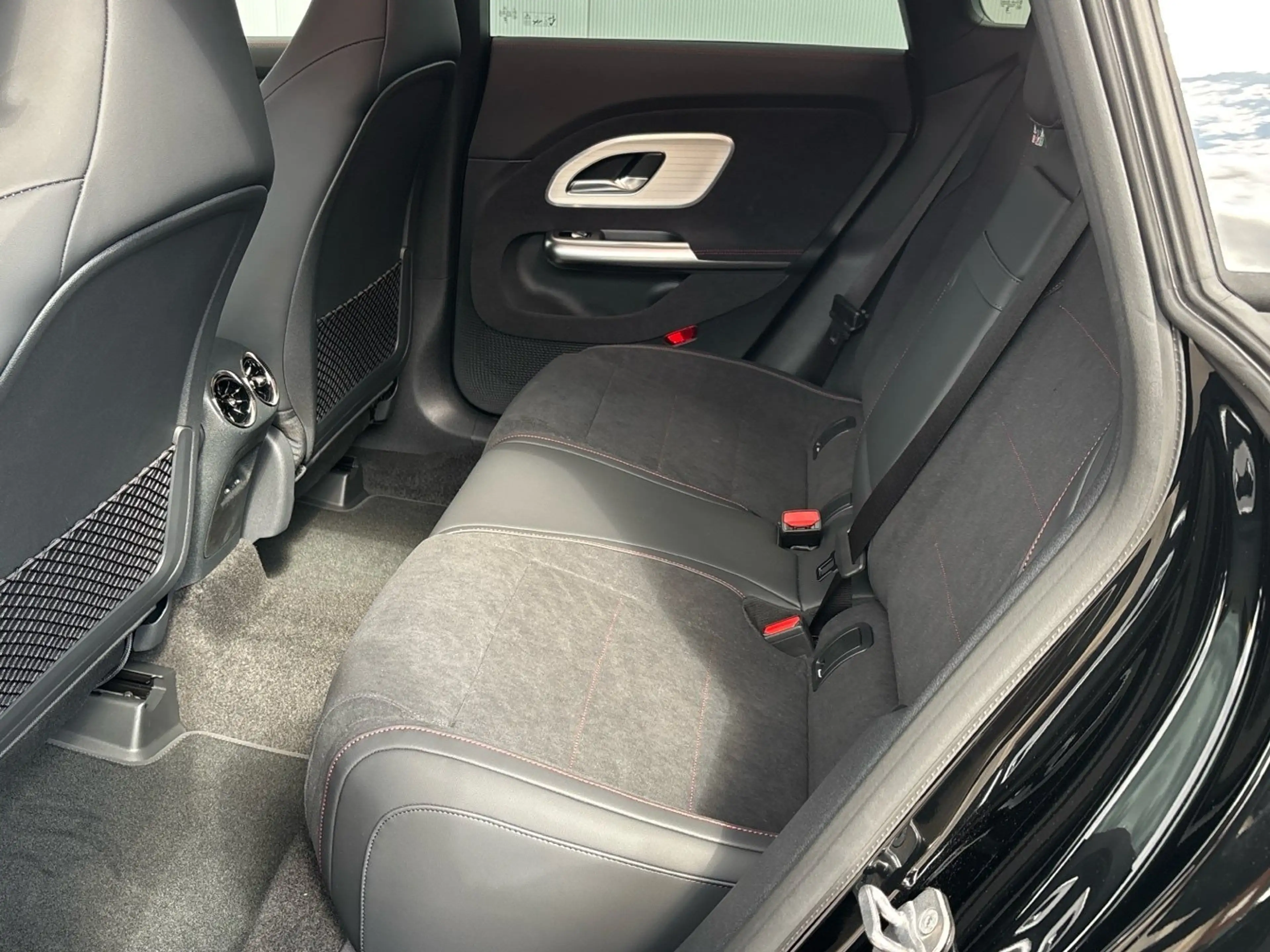 Mercedes-Benz CLA 200 SB AMG Night Pano 19" Totwinkel CarPlay — photo 14