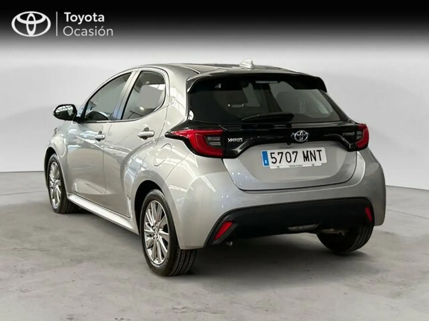 Toyota Yaris 5 Puertas Active Tech 120H Automático (e-CVT) Gris - 2