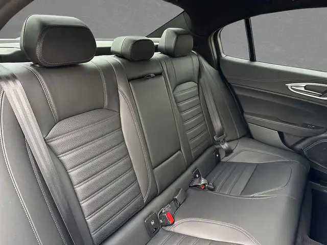 Alfa Romeo Giulia view 8