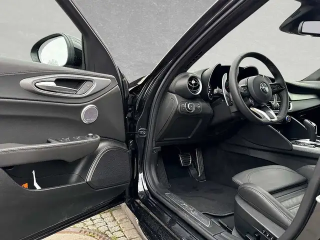 Alfa Romeo Giulia view 5