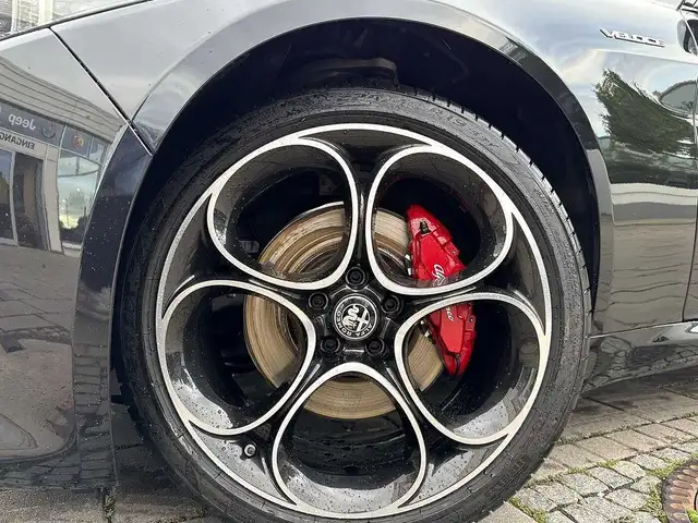 Alfa Romeo Giulia view 9
