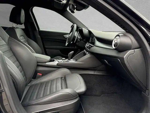 Alfa Romeo Giulia view 6
