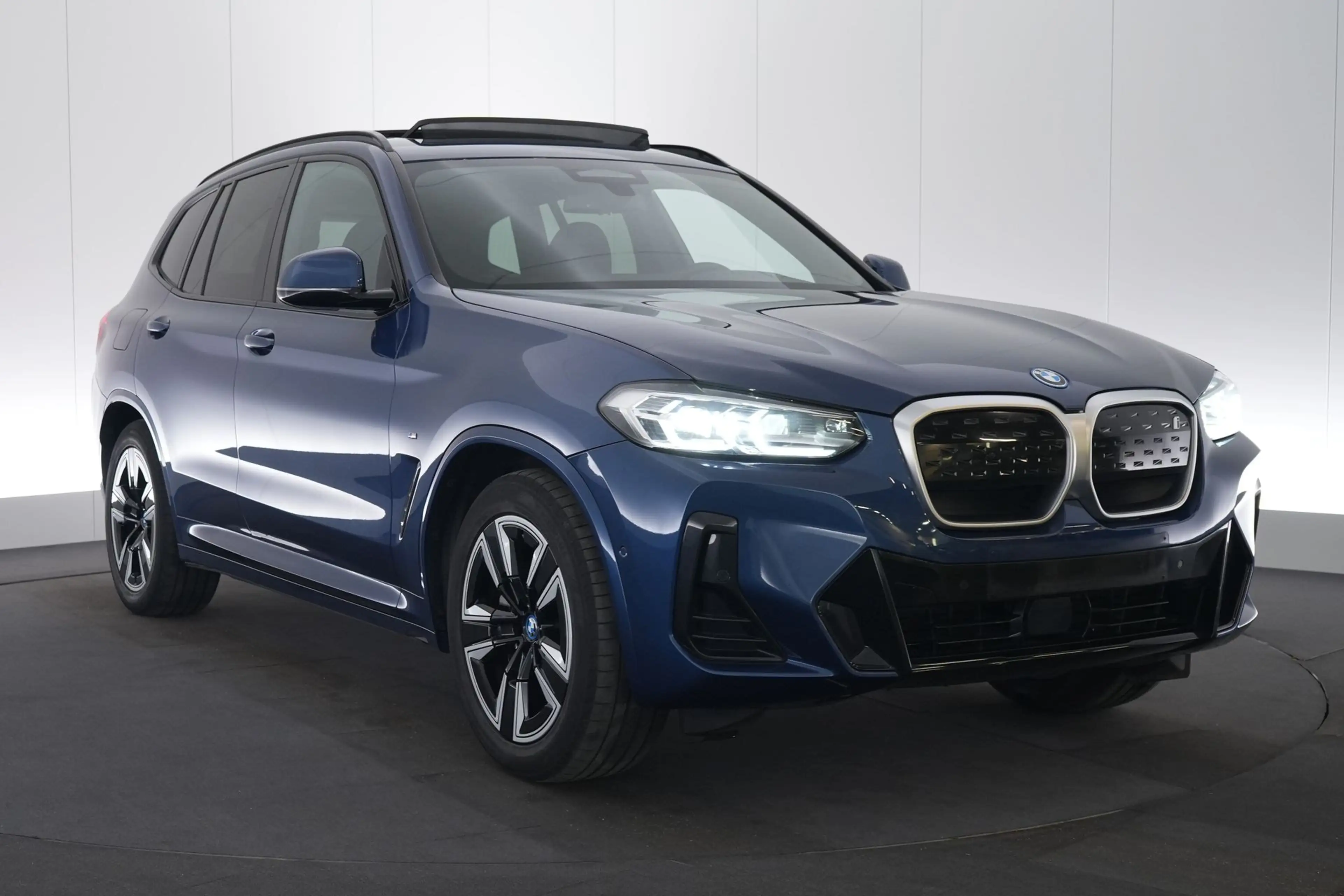 BMW iX3 80 kWh LEDER/CUIR LED GPS PDC CAM Pano BLIS Verw. — photo 3