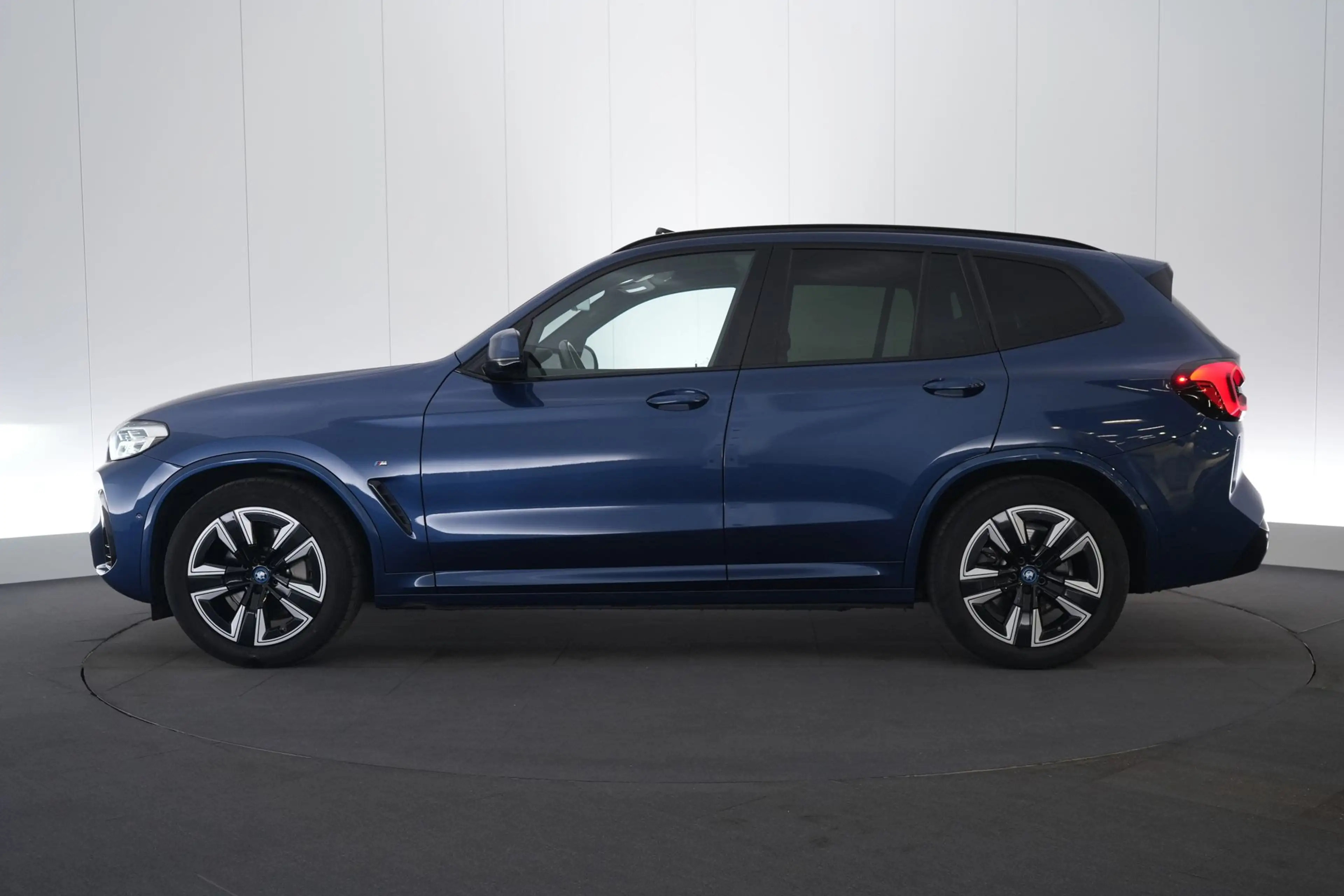BMW iX3 80 kWh LEDER/CUIR LED GPS PDC CAM Pano BLIS Verw. — photo 11