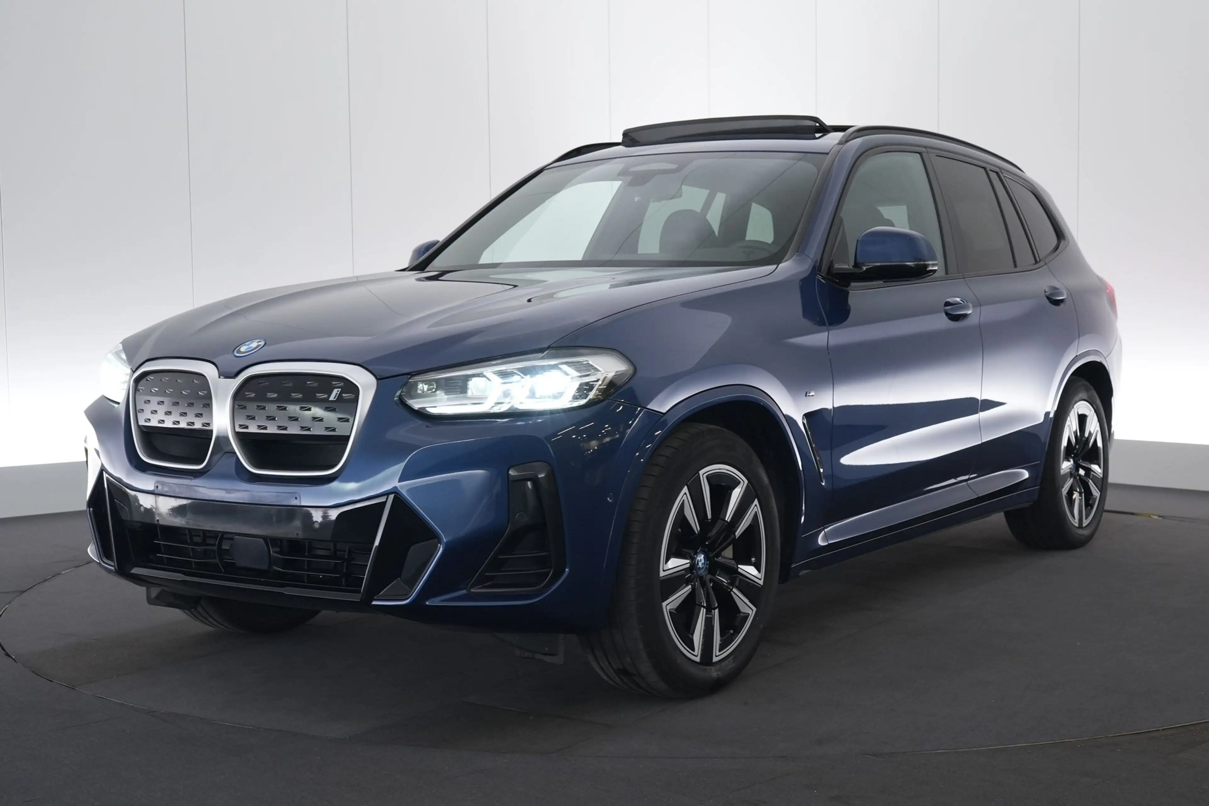BMW iX3 80 kWh LEDER/CUIR LED GPS PDC CAM Pano BLIS Verw.