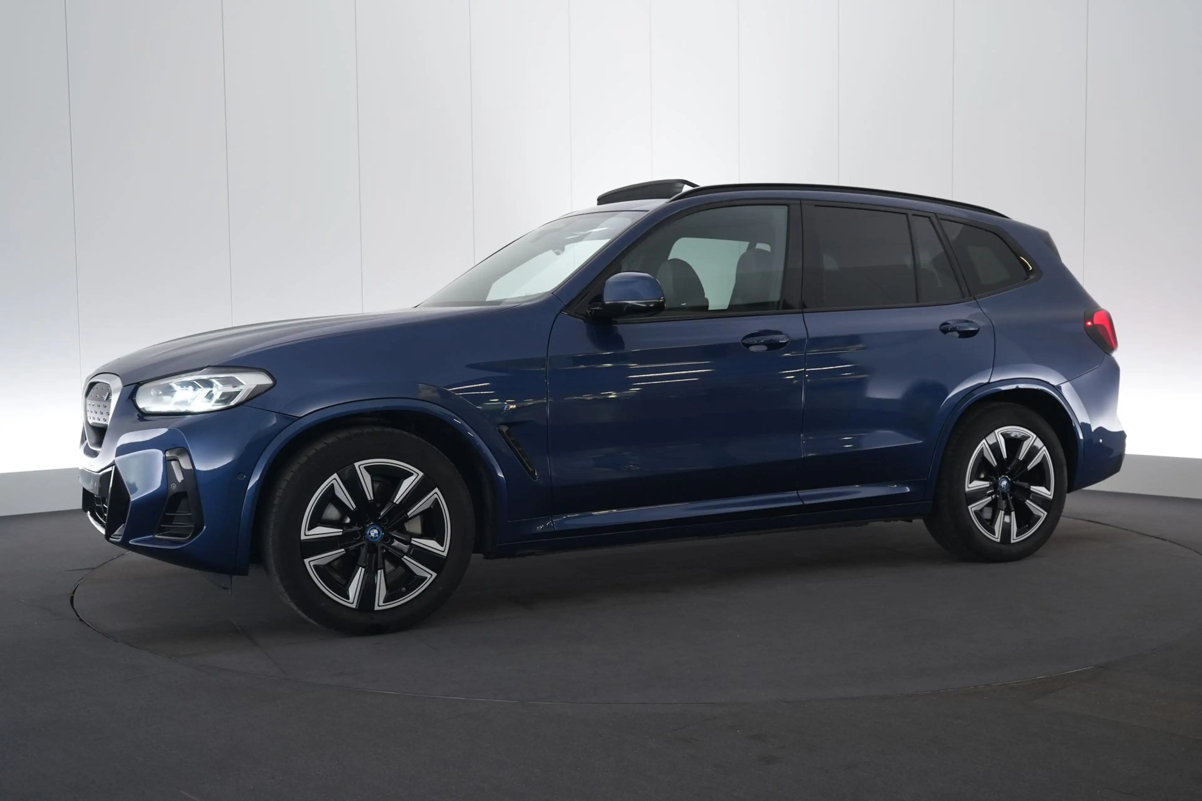 BMW iX3 80 kWh LEDER/CUIR LED GPS PDC CAM Pano BLIS Verw. — photo 12