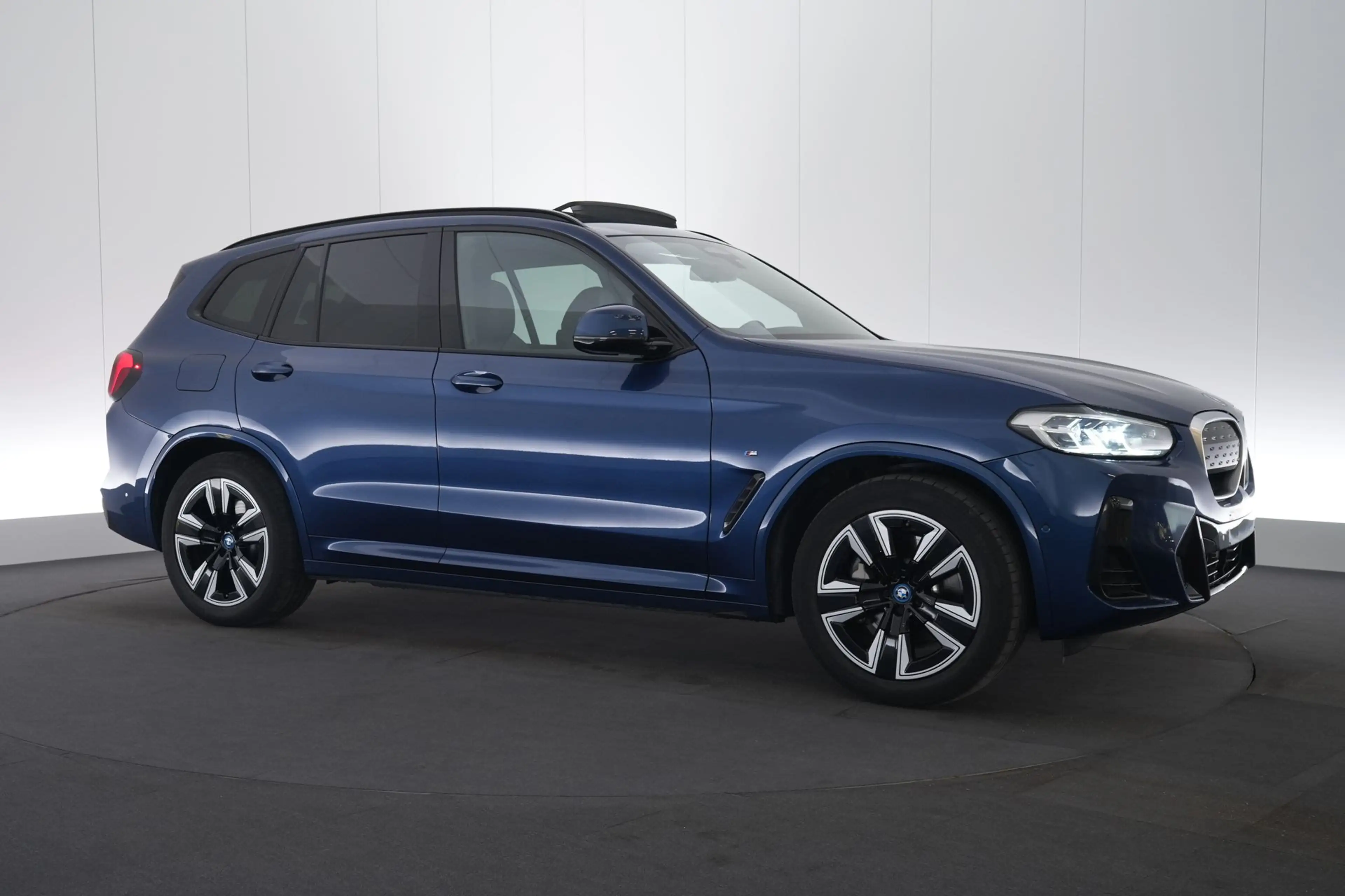 BMW iX3 80 kWh LEDER/CUIR LED GPS PDC CAM Pano BLIS Verw. — photo 4
