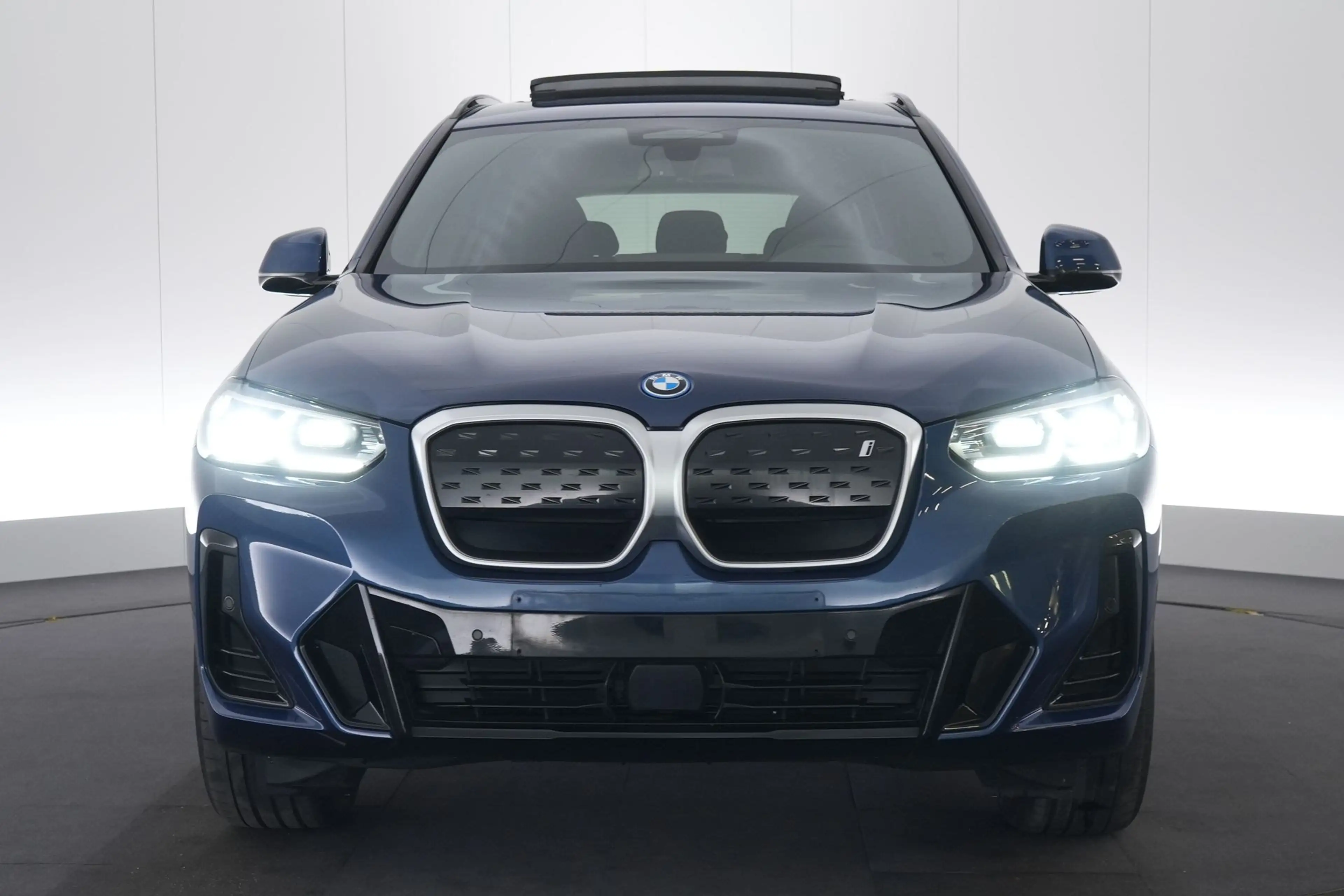 BMW iX3 80 kWh LEDER/CUIR LED GPS PDC CAM Pano BLIS Verw. — photo 2