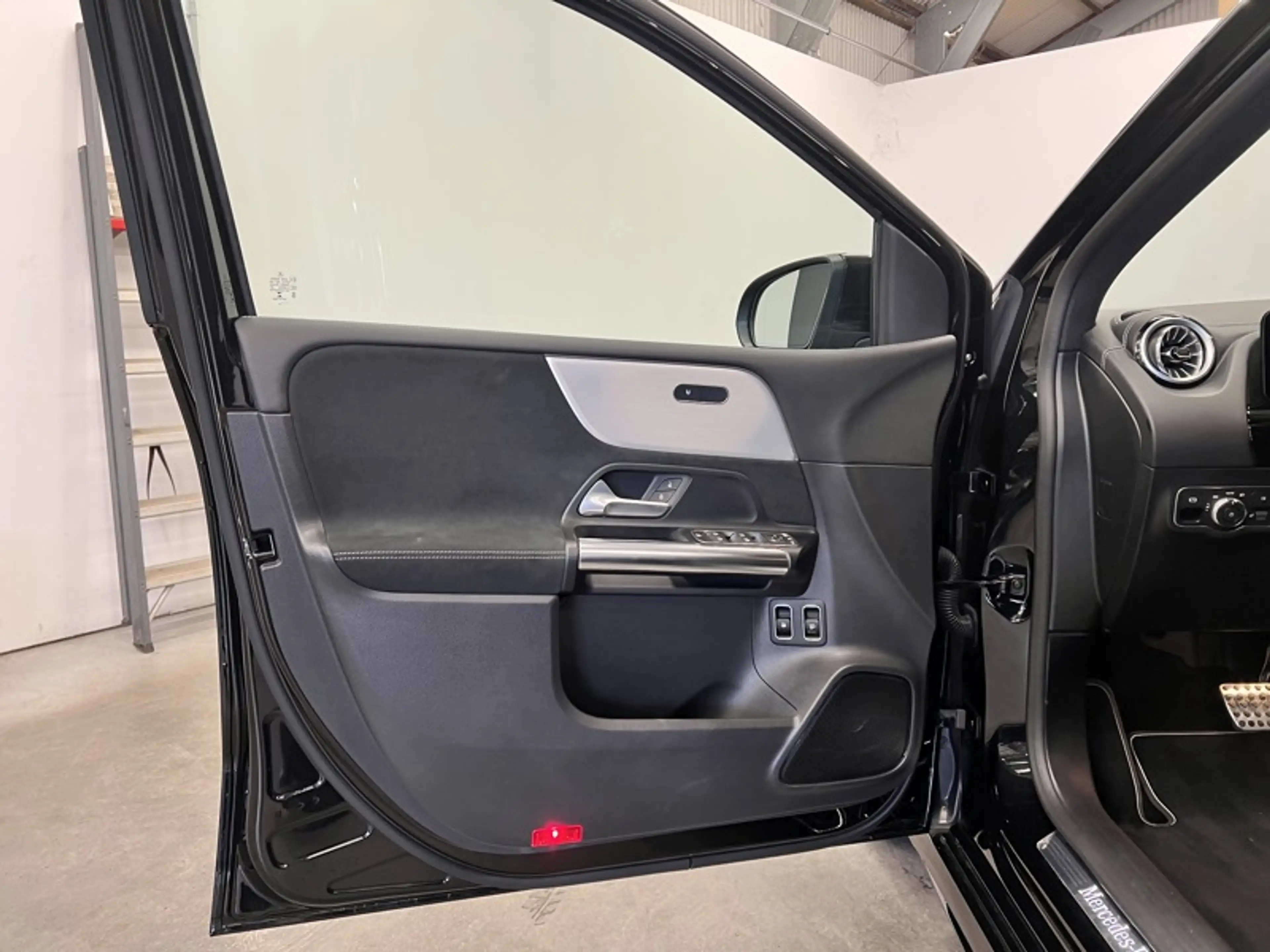 Mercedes-Benz B 250 e AMG Pack Night — photo 12