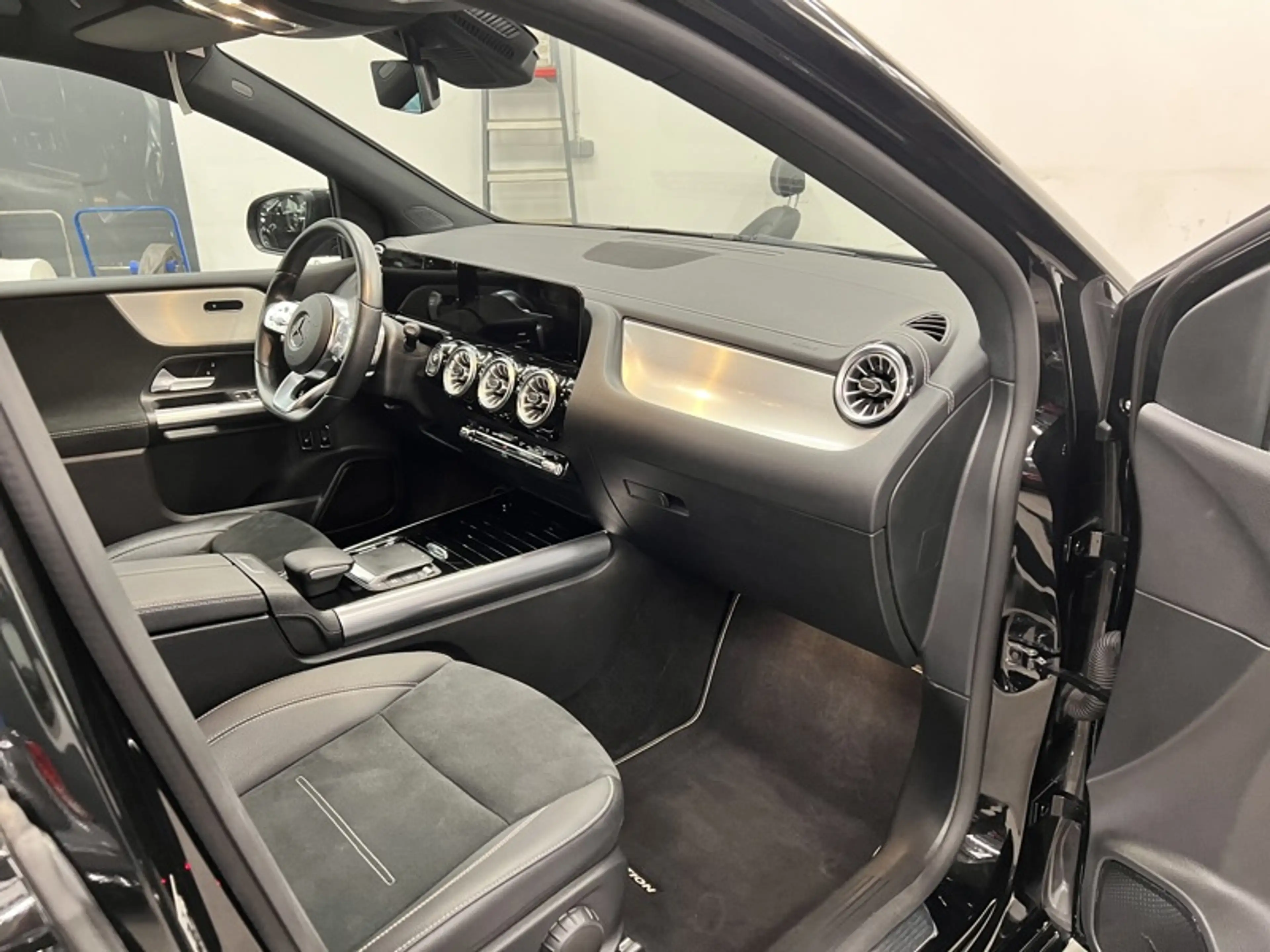 Mercedes-Benz B 250 e AMG Pack Night — photo 4