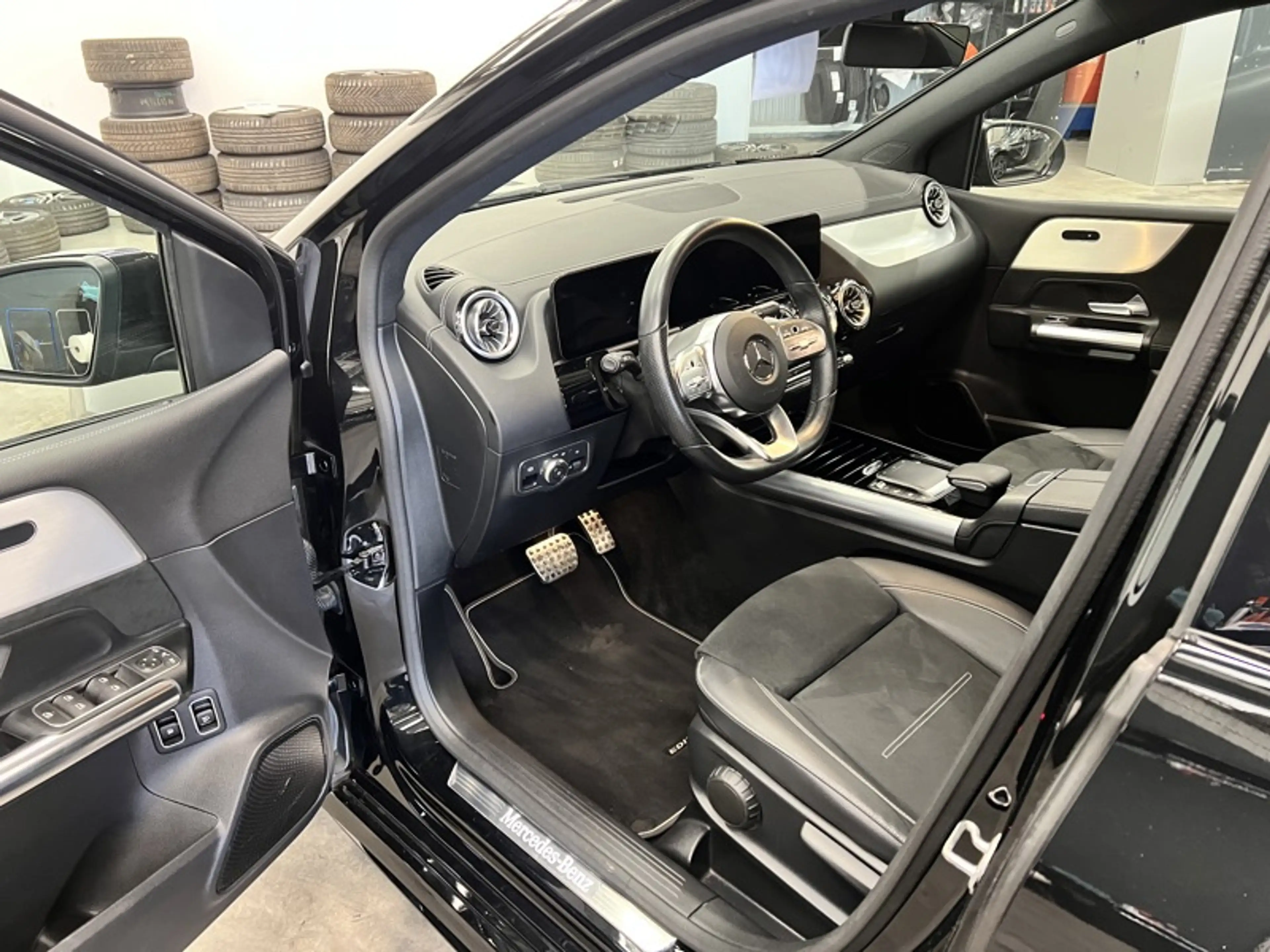 Mercedes-Benz B 250 e AMG Pack Night — photo 11