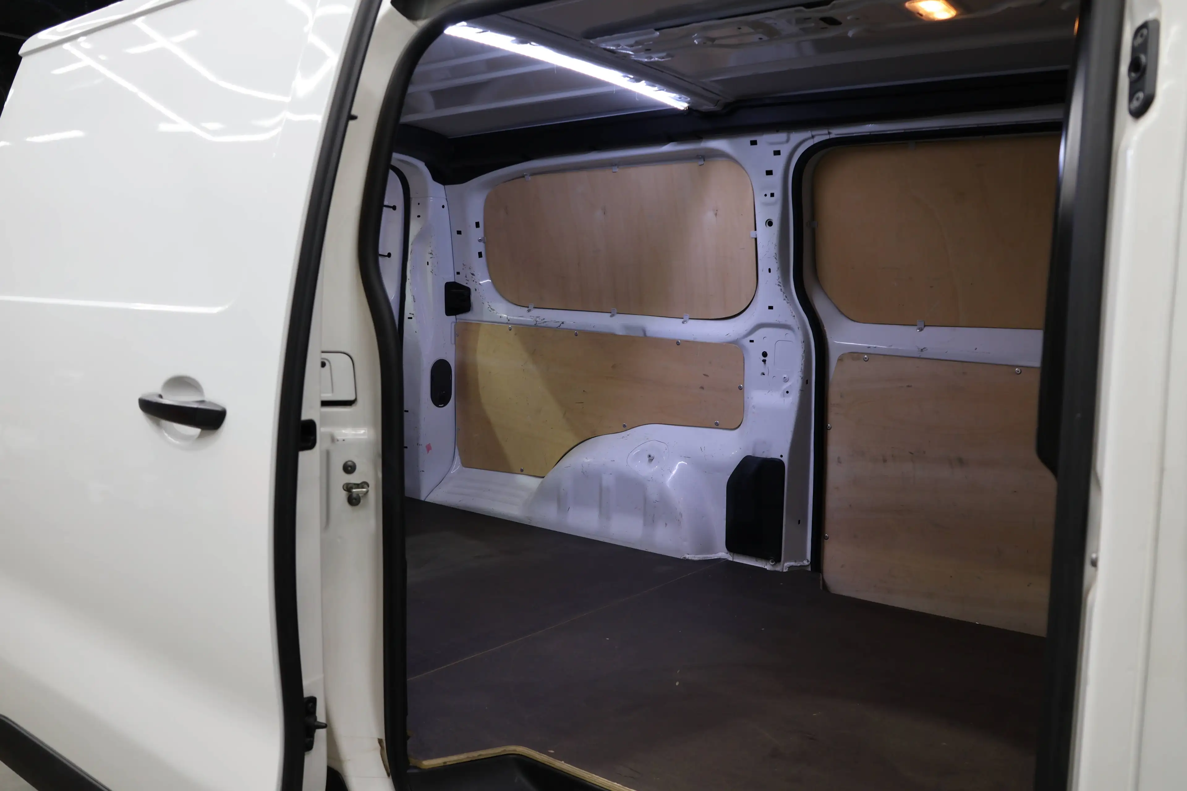 Opel Vivaro 1.5D Long version — photo 11