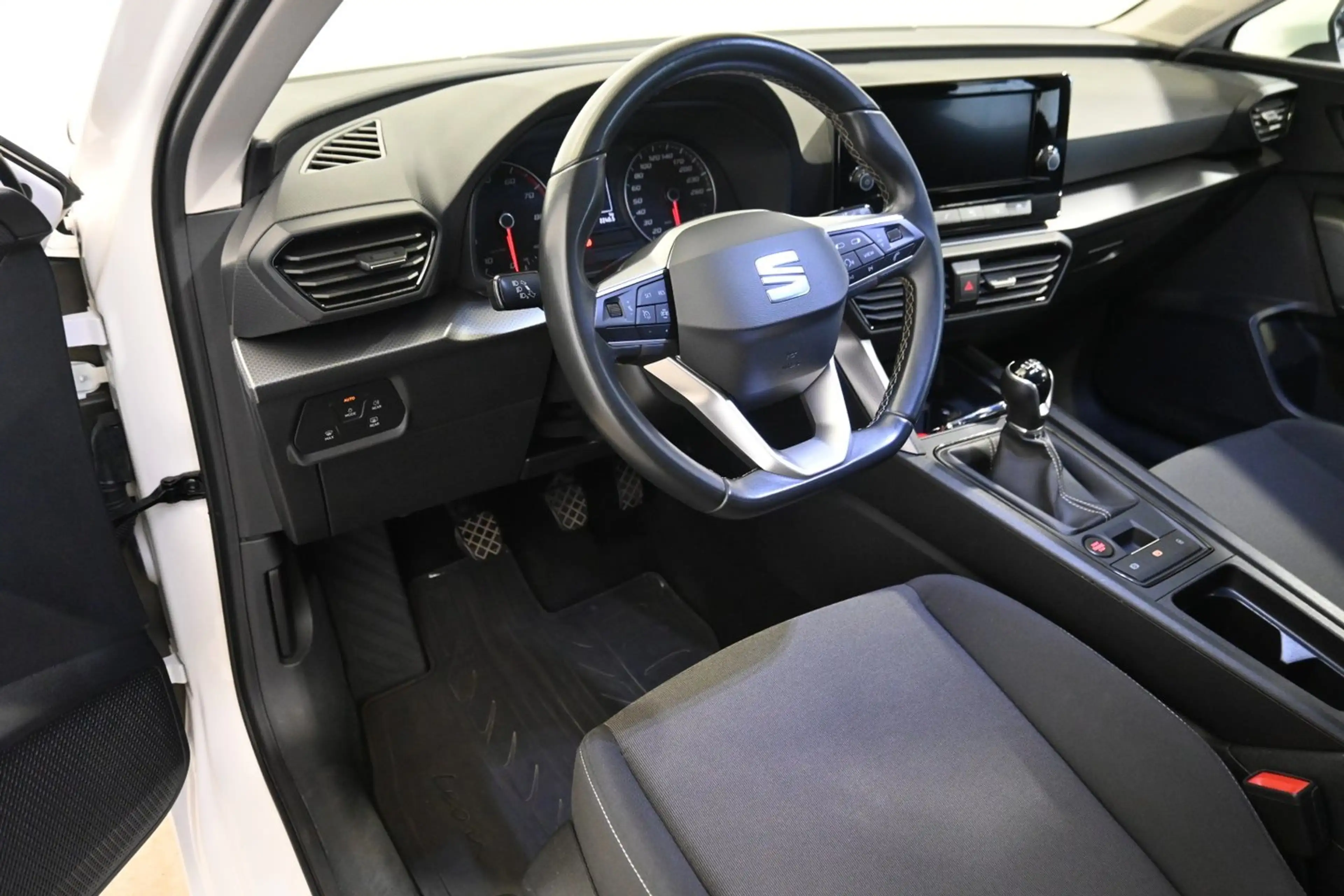 SEAT Leon Reference 1.0 TSI — photo 3