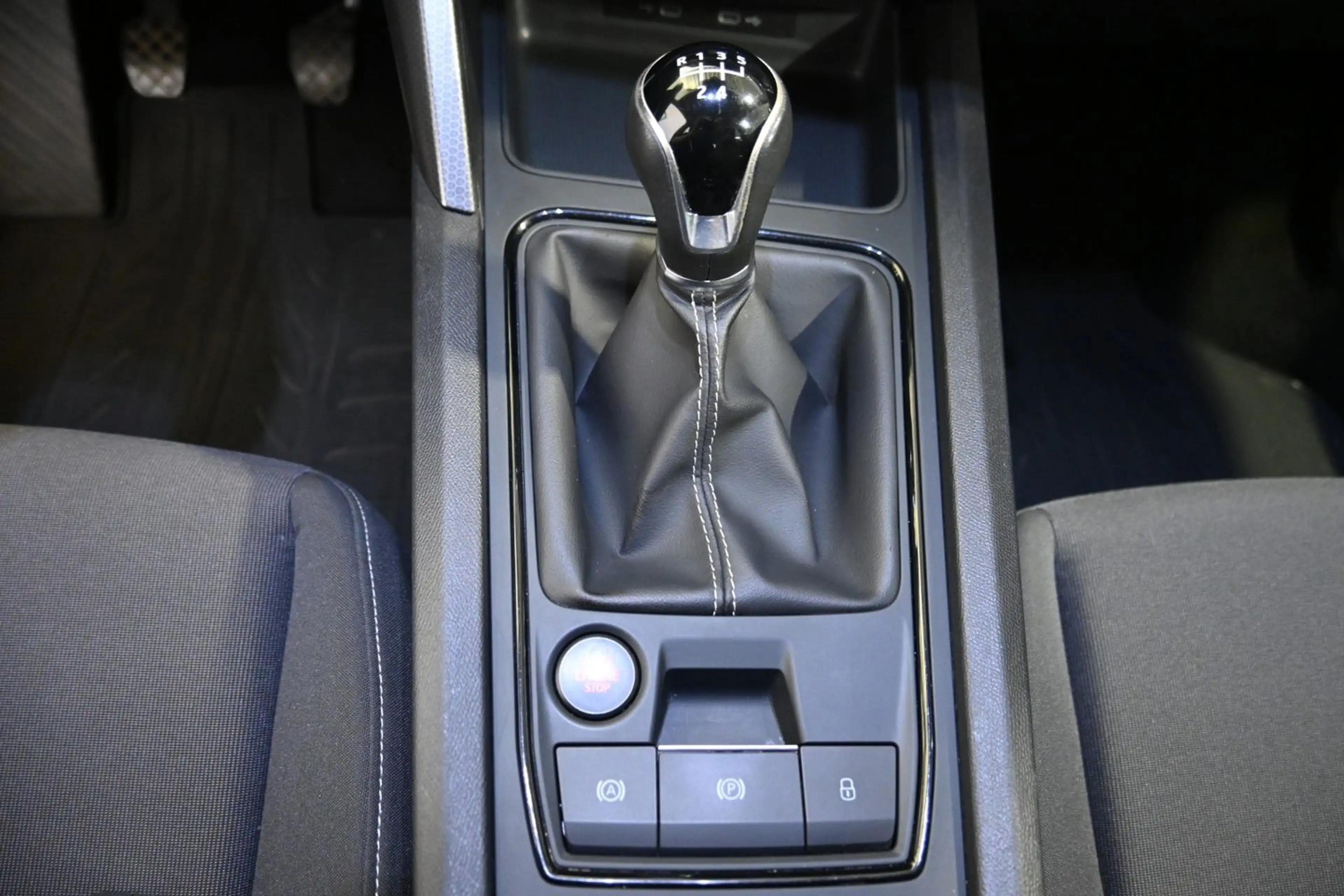 SEAT Leon Reference 1.0 TSI — photo 7