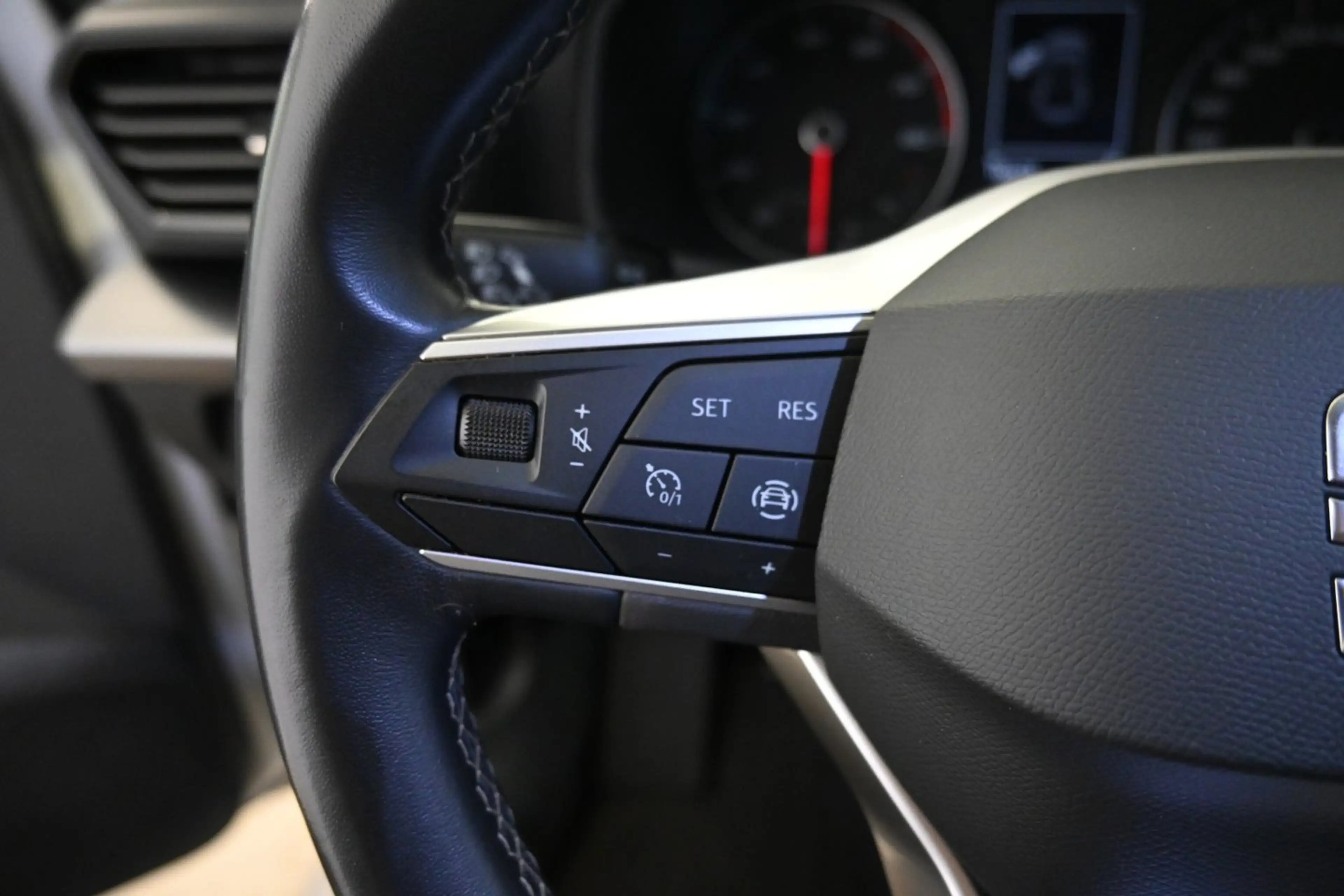SEAT Leon Reference 1.0 TSI — photo 5