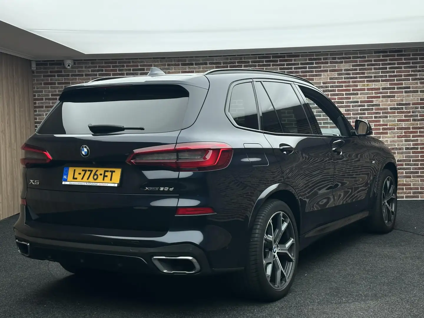 BMW X5 xDrive30d High Executive M pakket Panorama Laser H Zwart - 2