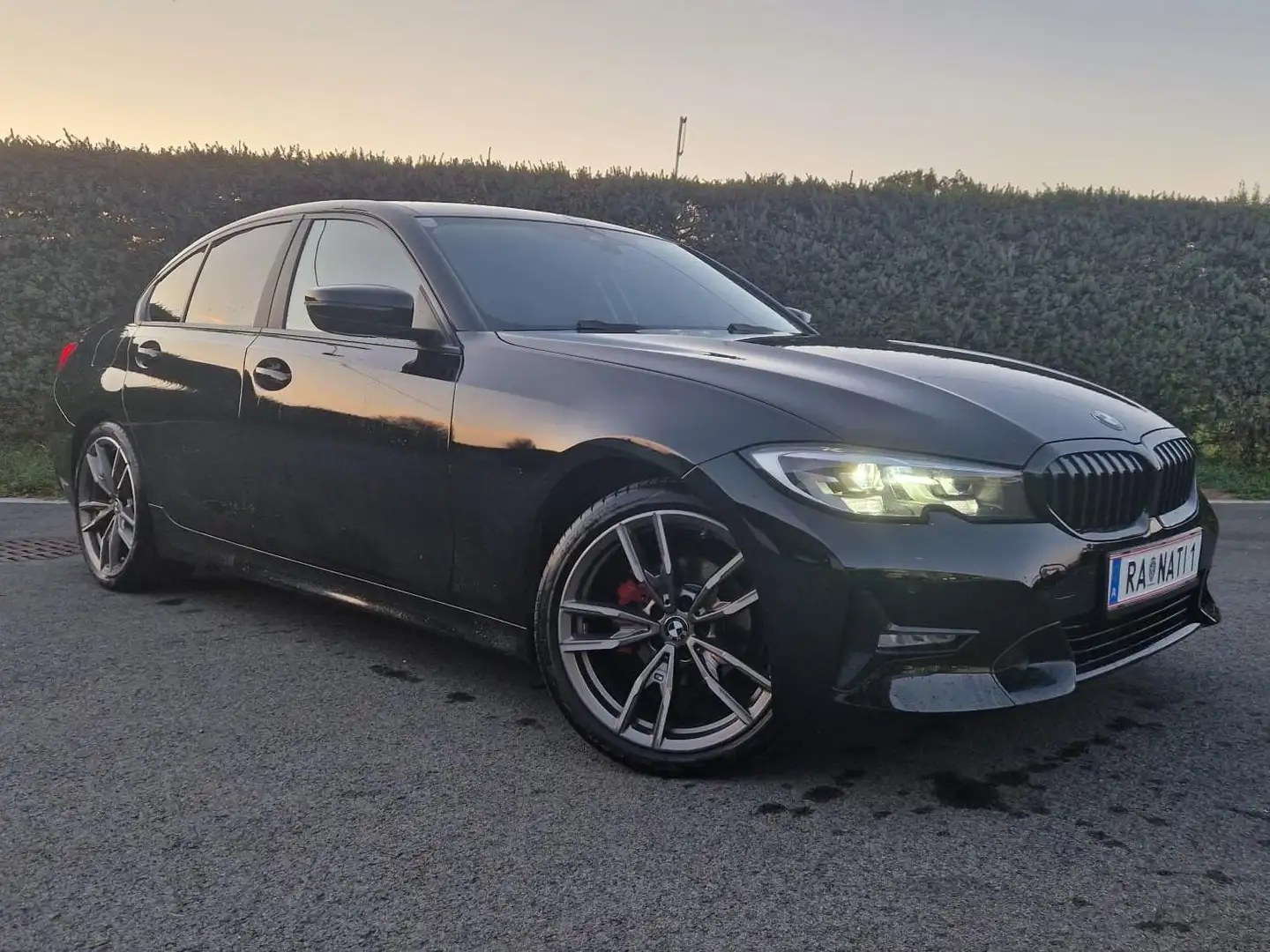 BMW 318 318d Schwarz - 1