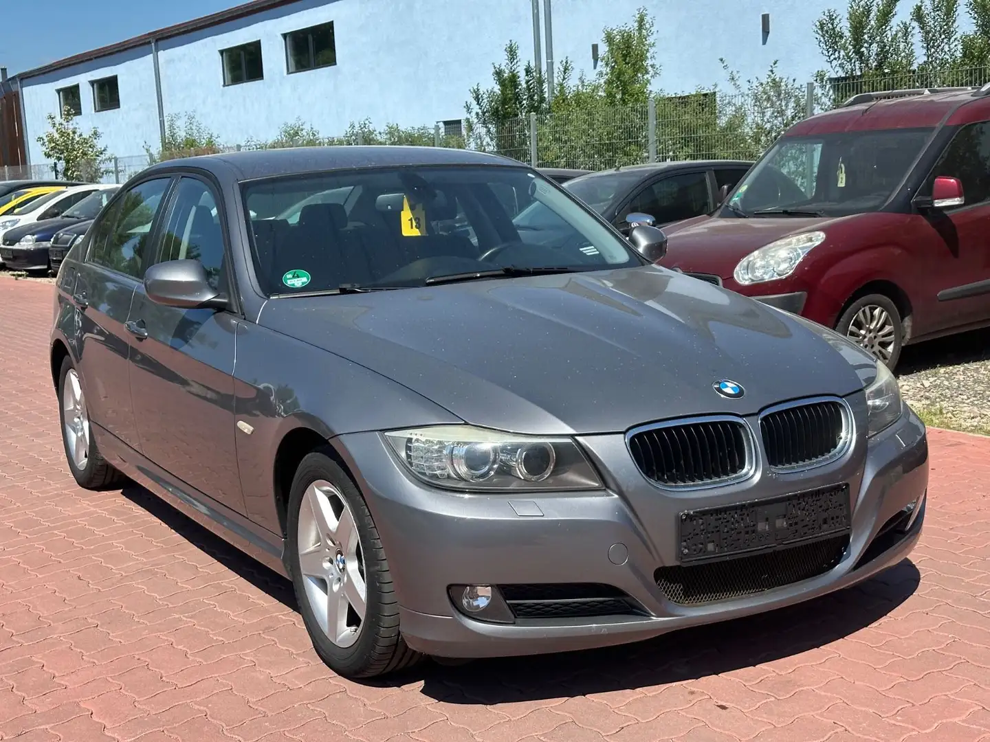 BMW 318 i*Servicegepflegt*Standheizung*Xenon*Navi*2Ha Šedá - 1