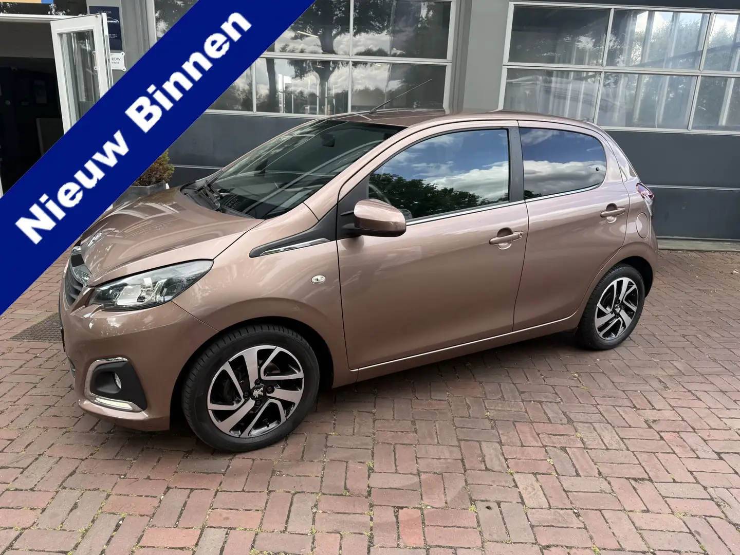 Peugeot 108 1.2 Puretech Allure Trekhaak,Camera,Navi,Clima, TO Brown - 1