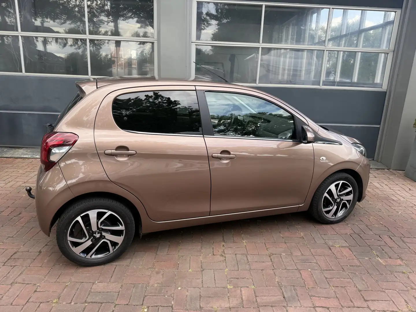 Peugeot 108 1.2 Puretech Allure Trekhaak,Camera,Navi,Clima, TO Brown - 2