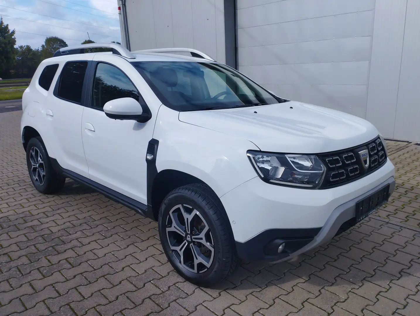 Dacia Duster 1.HAND/GARAGE-ZUSTAND+AUSSTATTUNG TOP Weiß - 1