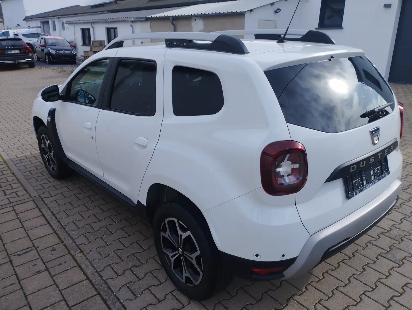 Dacia Duster 1.HAND/GARAGE-ZUSTAND+AUSSTATTUNG TOP Weiß - 2
