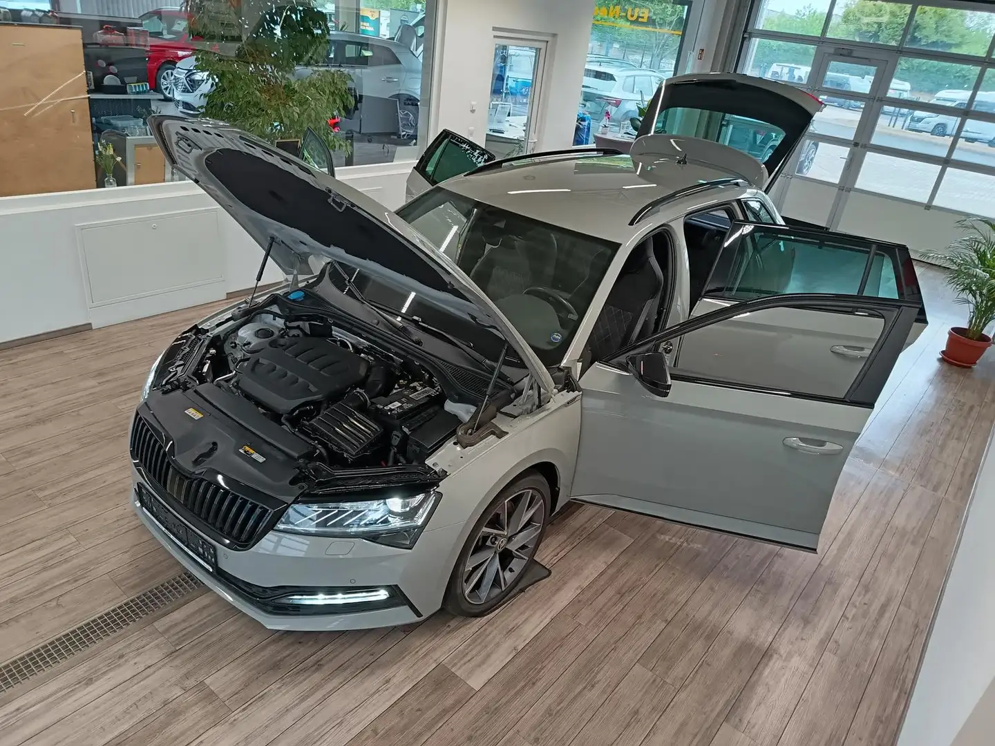 Skoda Superb Combi Sportline 2.0TSI DSG4x4*AHK*DCC*ACC Grau - 2