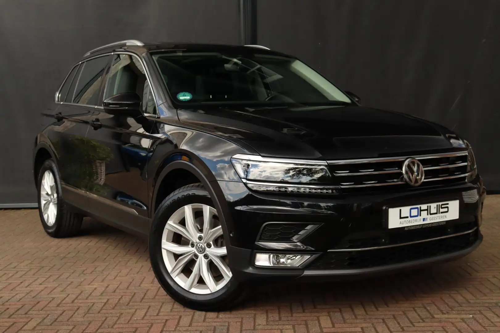 Volkswagen Tiguan 2.0 TSI 4Motion Highline Pano | Trekhaak Zwart - 2