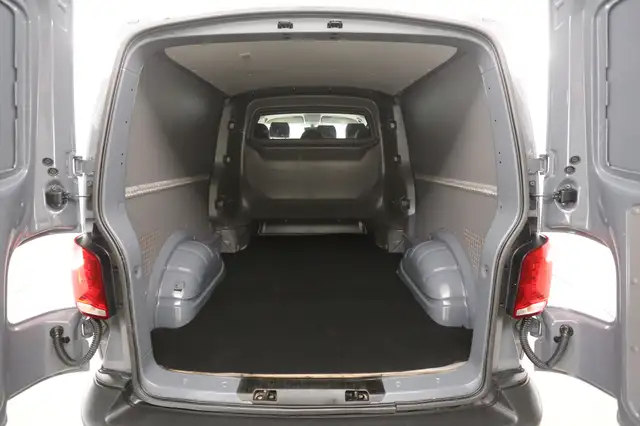 Volkswagen Transporter view 4